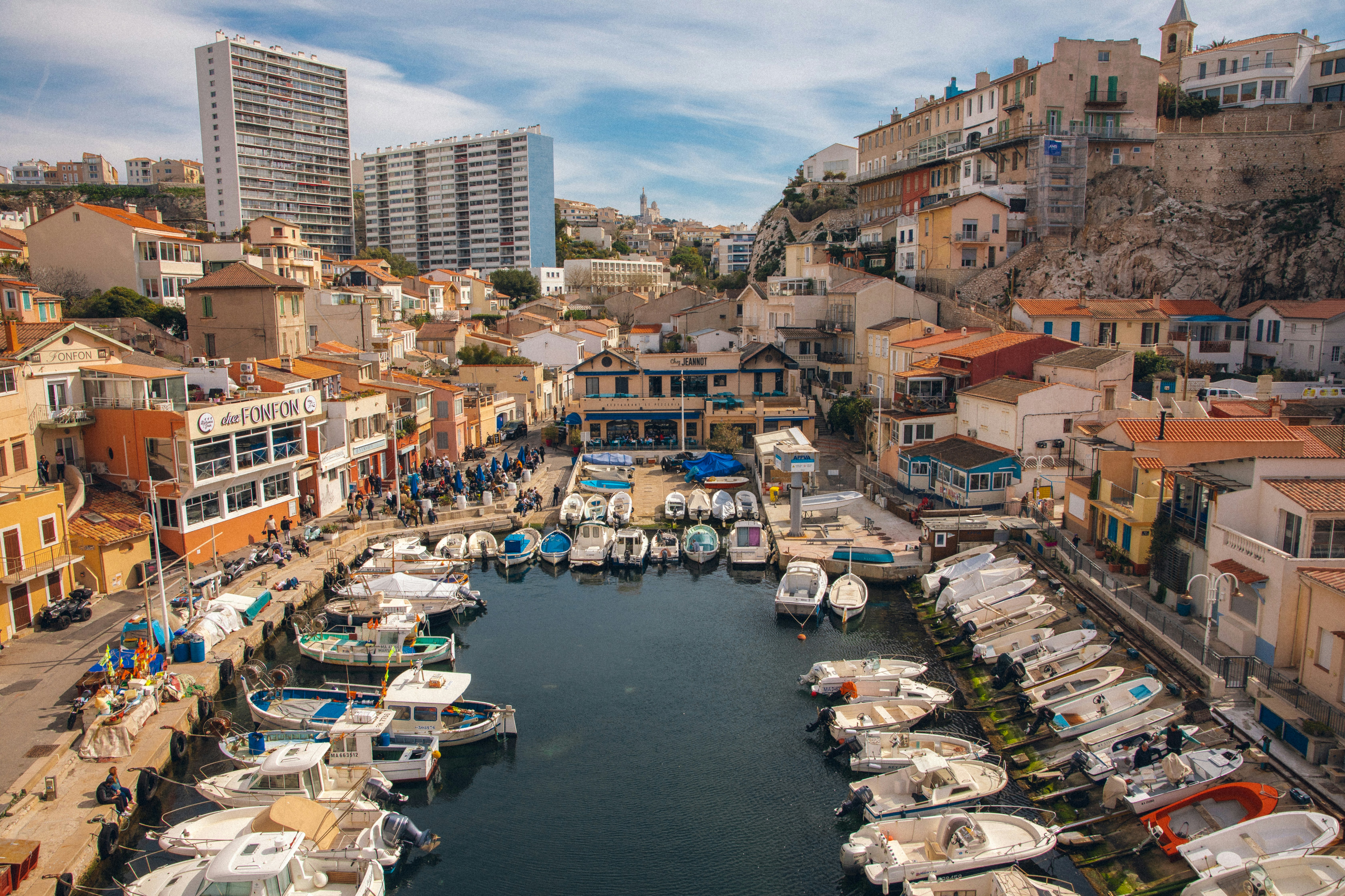 Barcos atracados en un pintoresco puerto europeo con edificios.