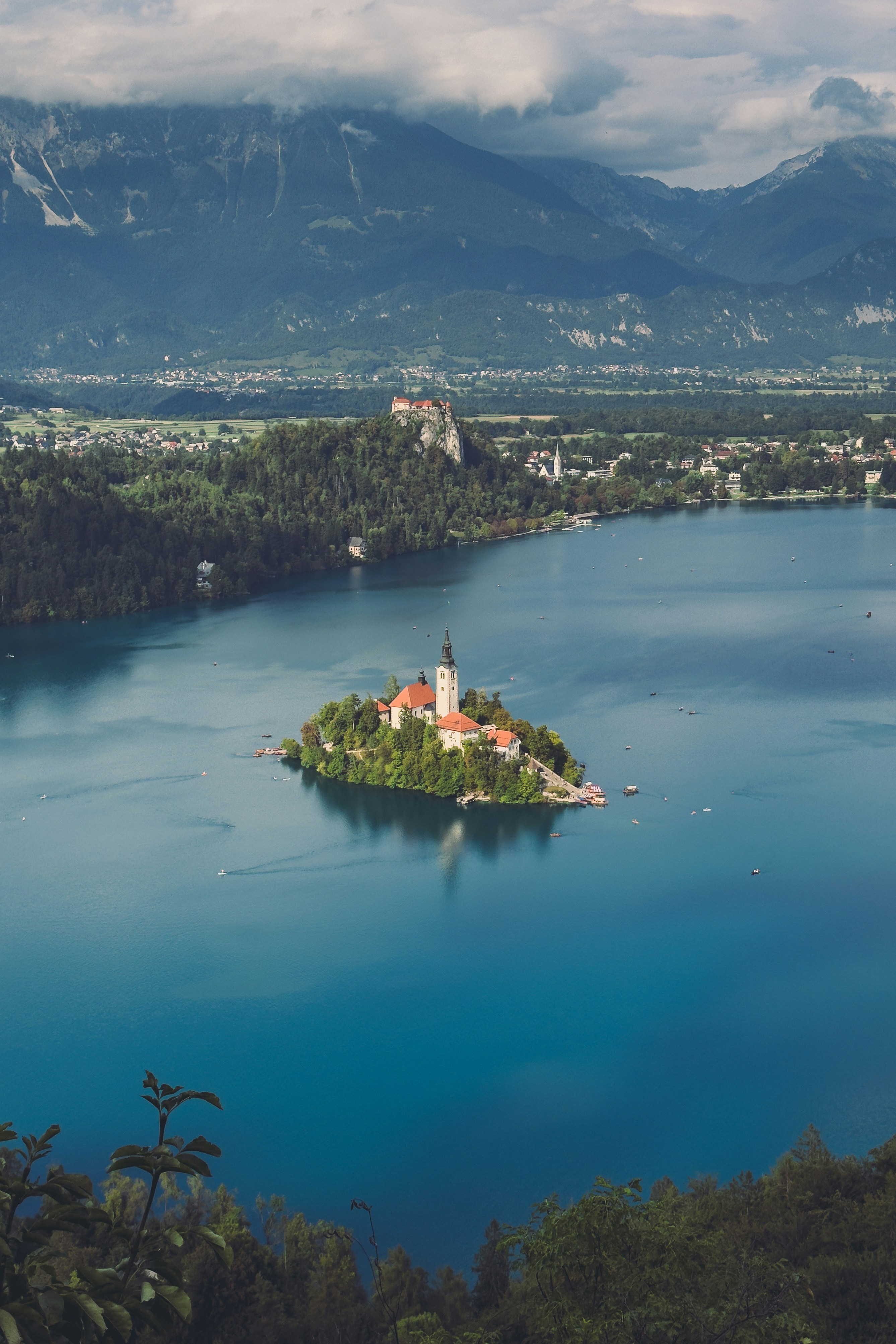 Iglesia isleña en un lago azul con montañas