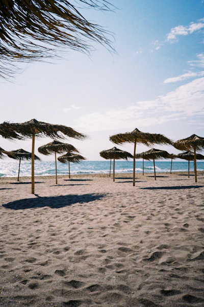 Guarda-sóis de palha na praia