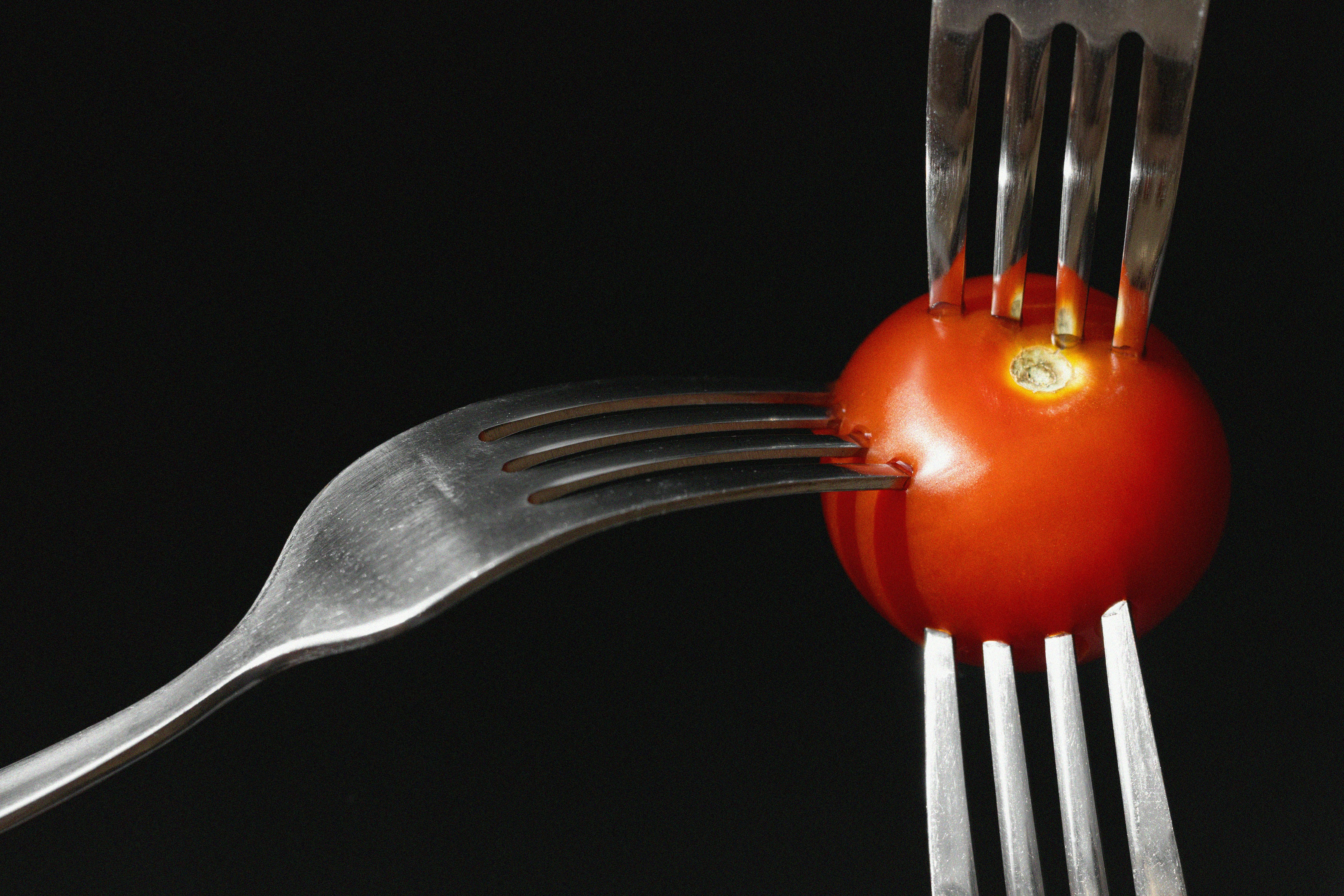 Trois fourchettes pour percer une seule tomate cerise