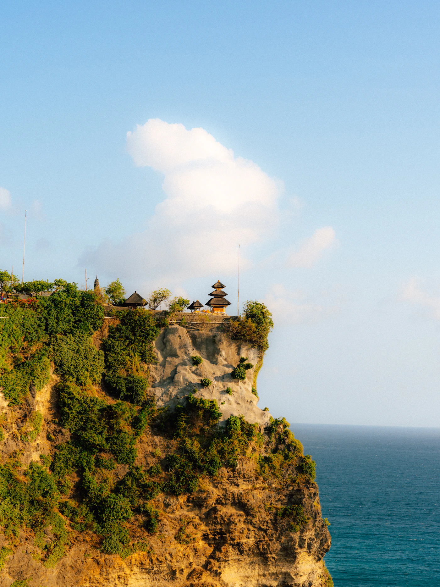 Temple balinais au bord d’une falaise et de l’océan