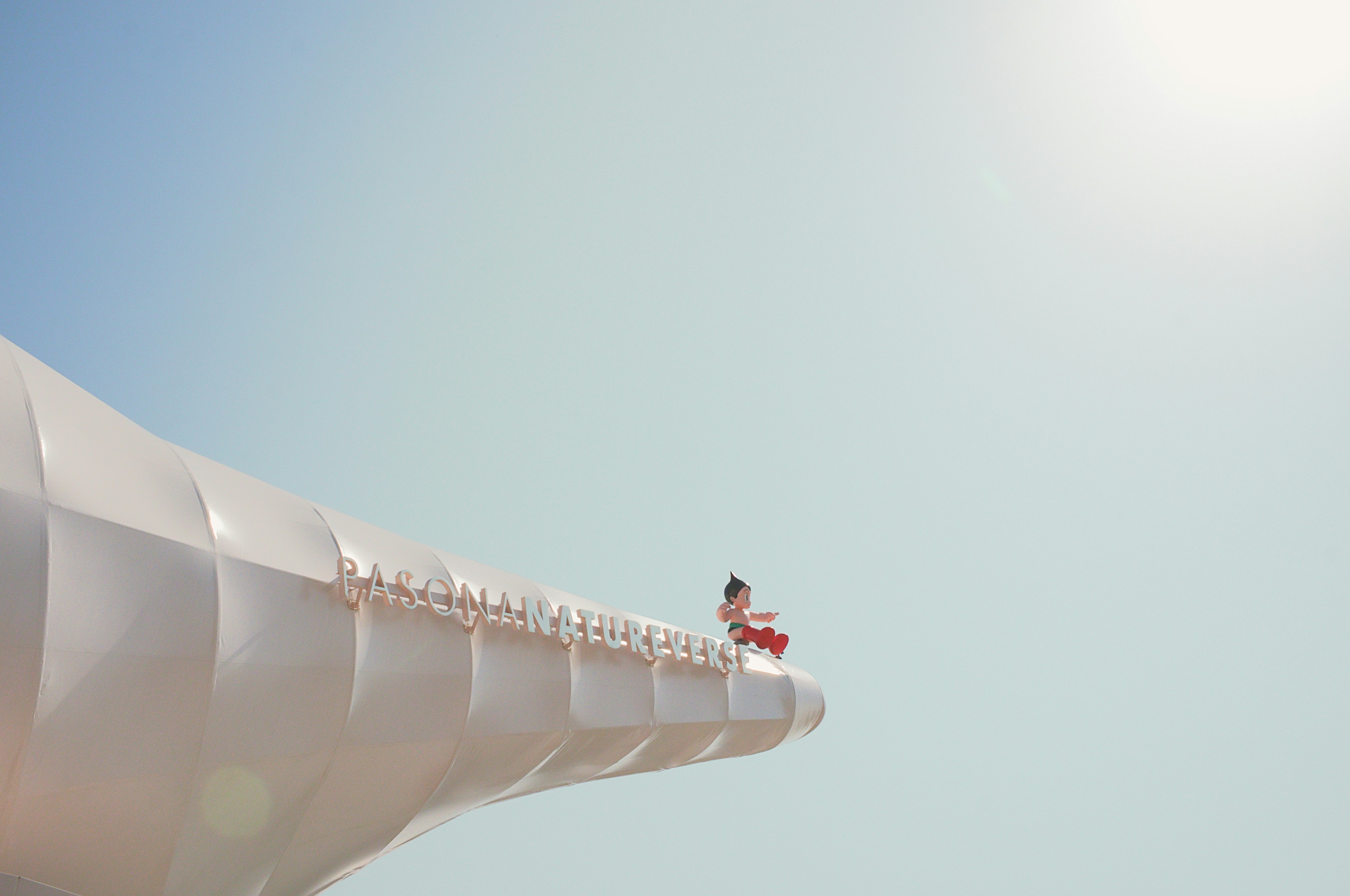 Persona sentada en el borde de una estructura blanca moderna