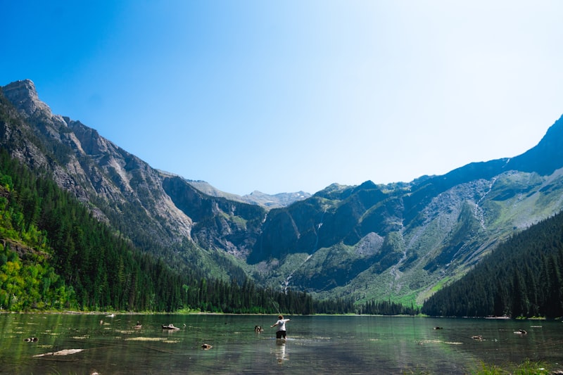 Angler am Bergsee mit klarer Sicht