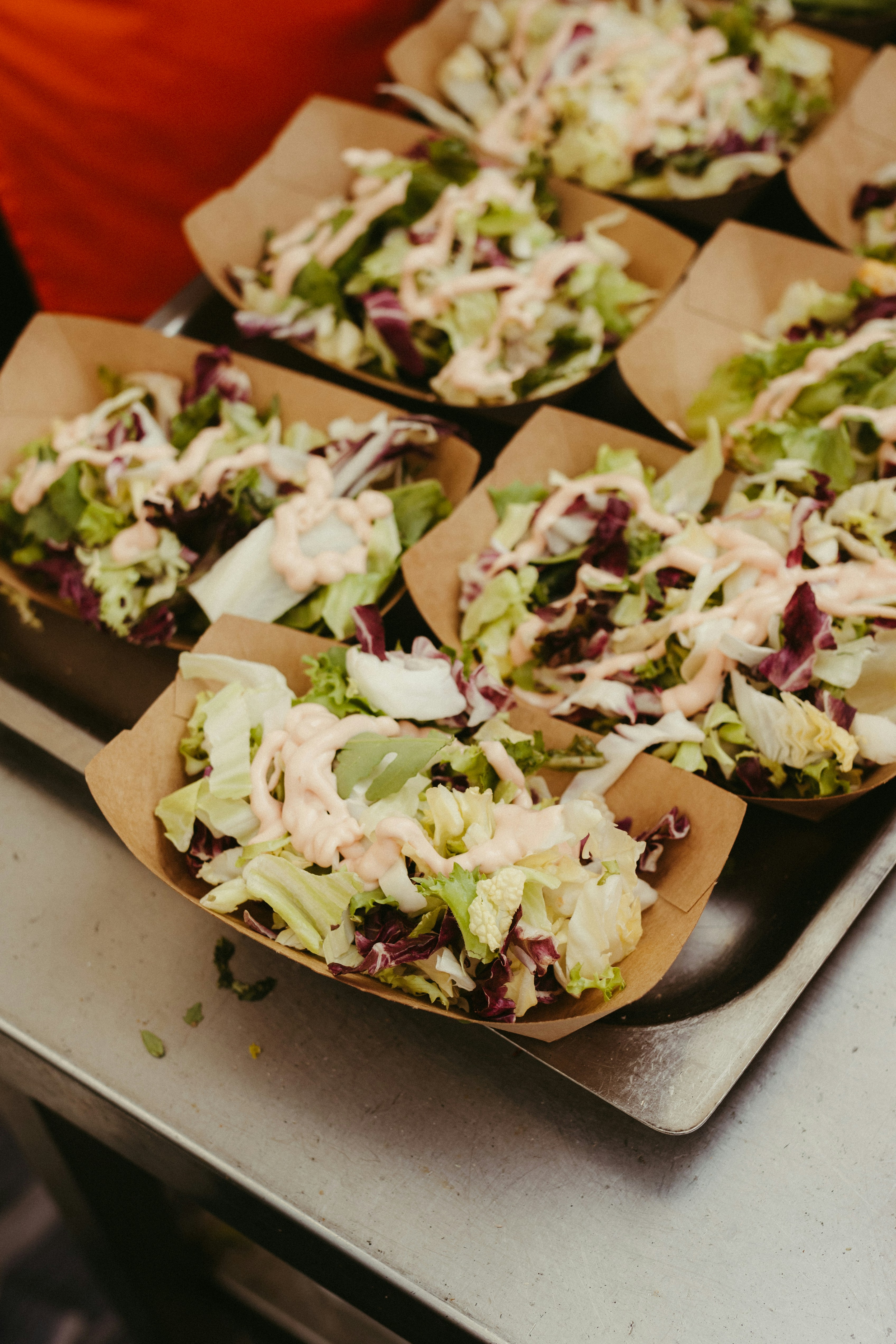 Várias porções de salada fresca com molho.