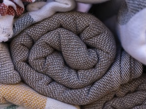 Des plaids en laine roulés