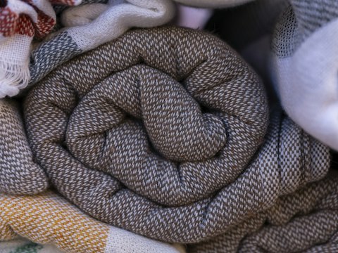 Des plaids en laine roulés