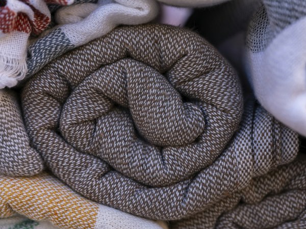 Des plaids en laine roulés
