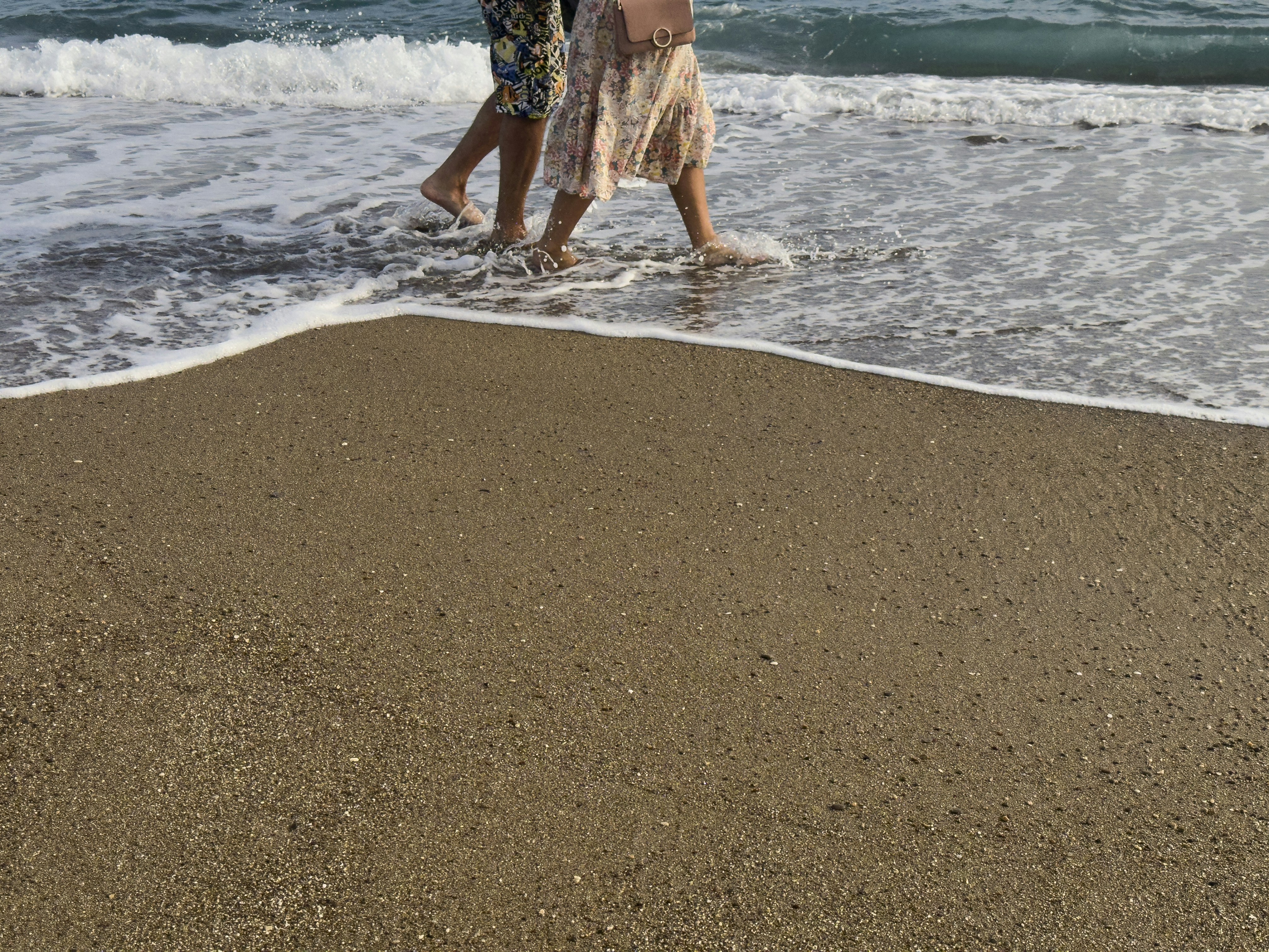 Personnes qui marchent le long de la plage pour illustrer le paragraphe "Être freelance : Stop à la course effrénée !" de l'article "Être freelance, ce n’est pas courir partout." de Céline GANA