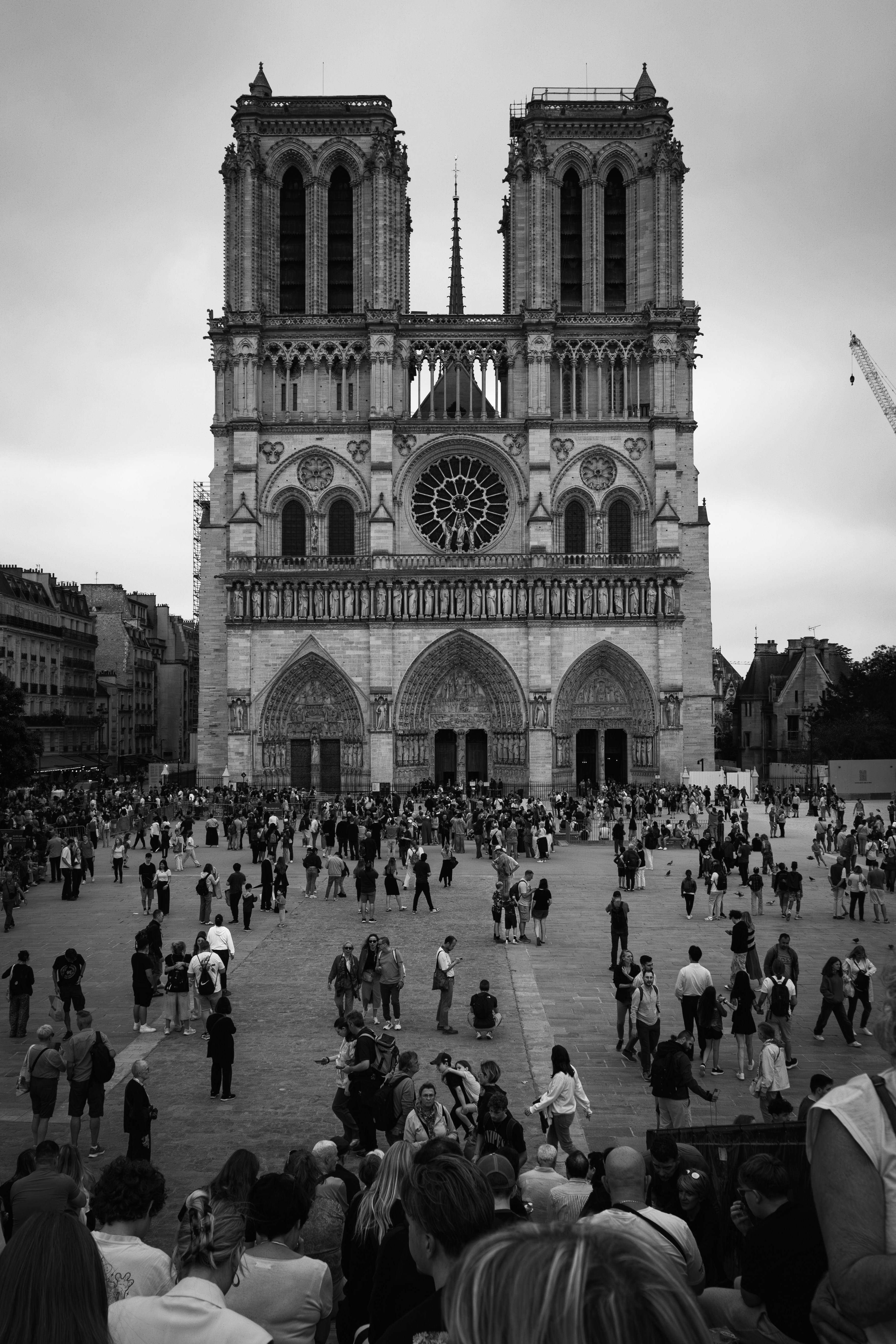 Catedral de Notre Dame com multidões em Paris