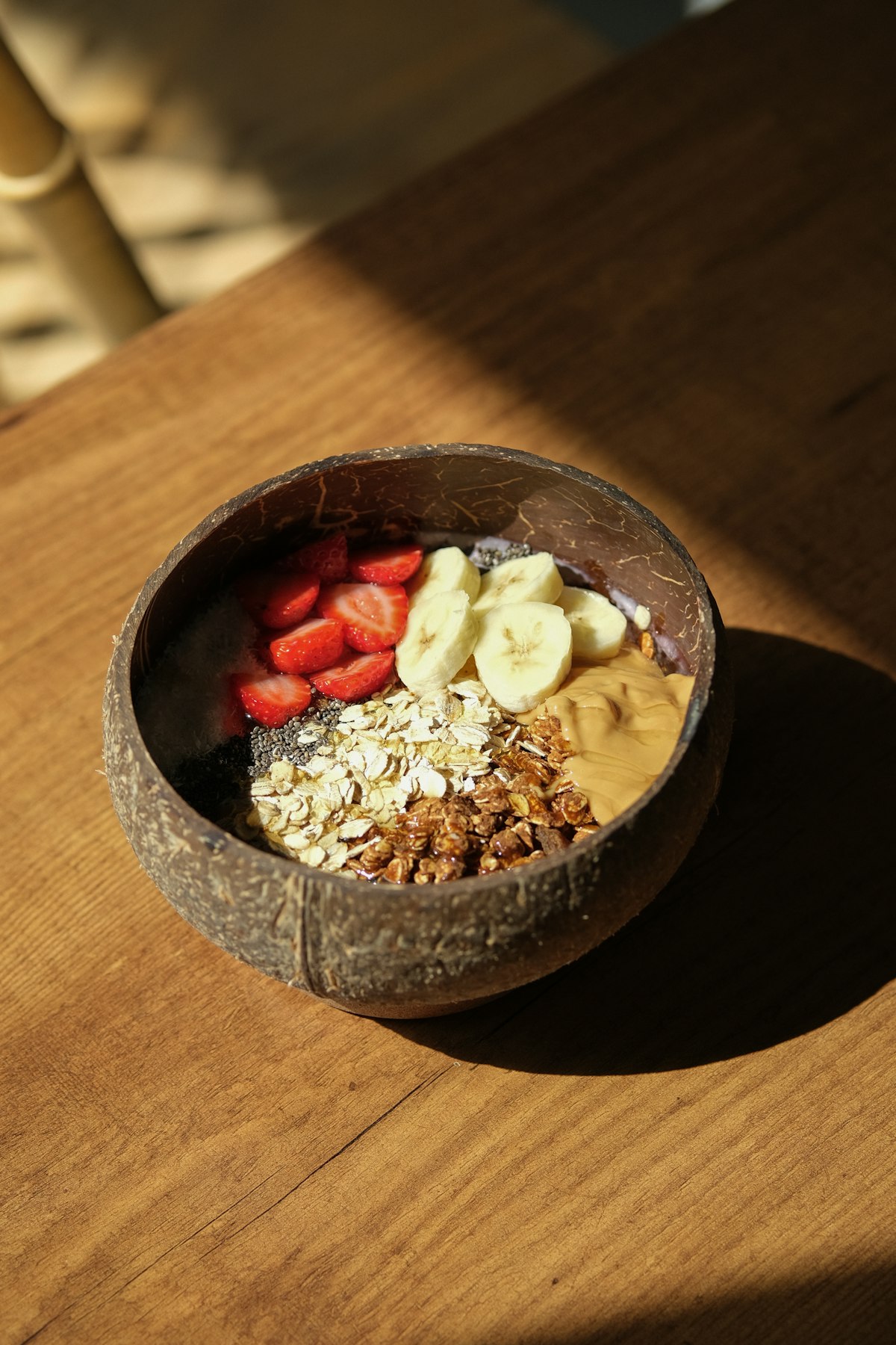 Frühstücksbowl mit Obst und Nüssen – als gesunde Alternative in der Umstellungsphase