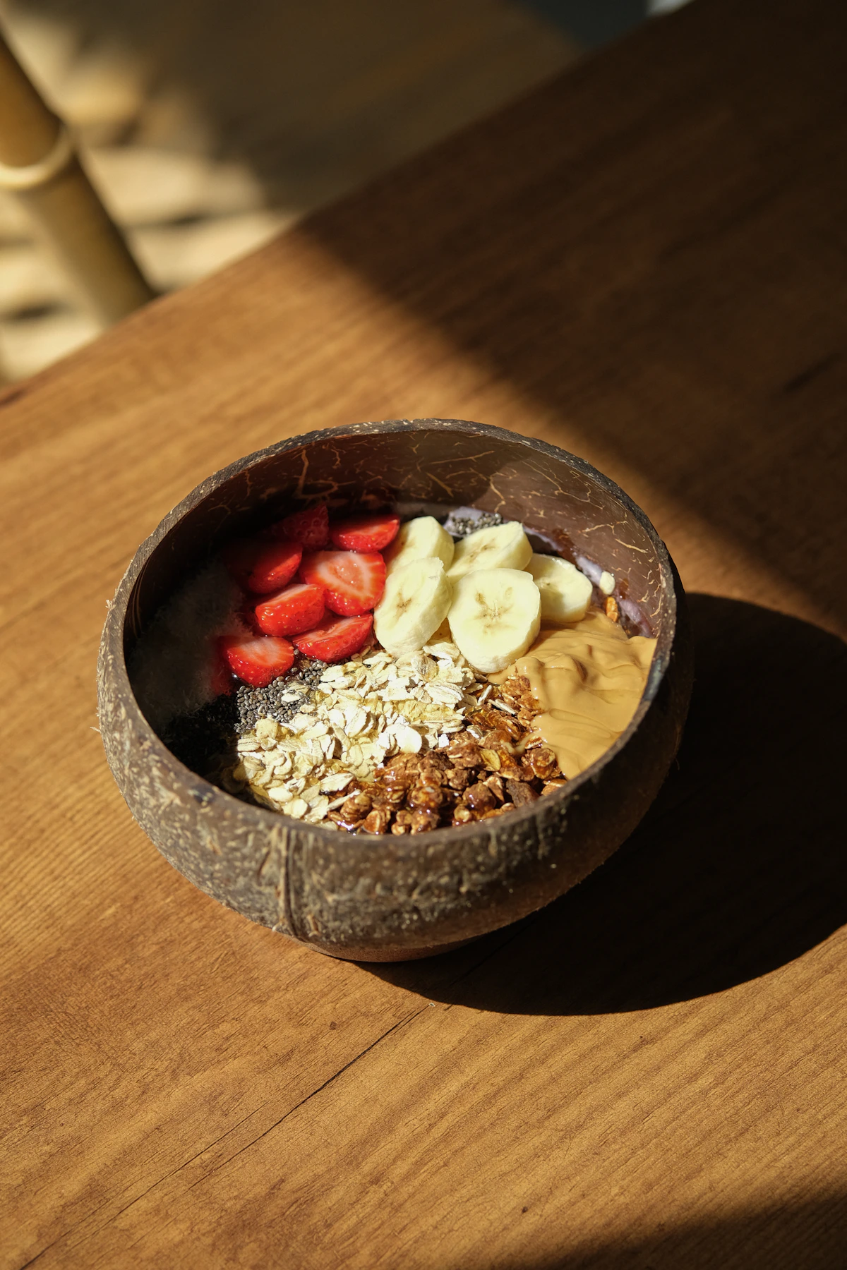 Schale mit Hafer, Früchten und Nüssen als sanftes Frühstück nach dem Rauchstopp