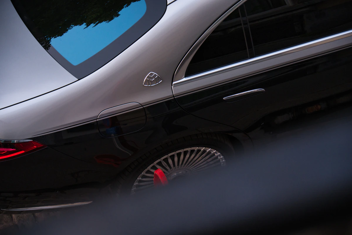 Hydrophobic gloss that lasts