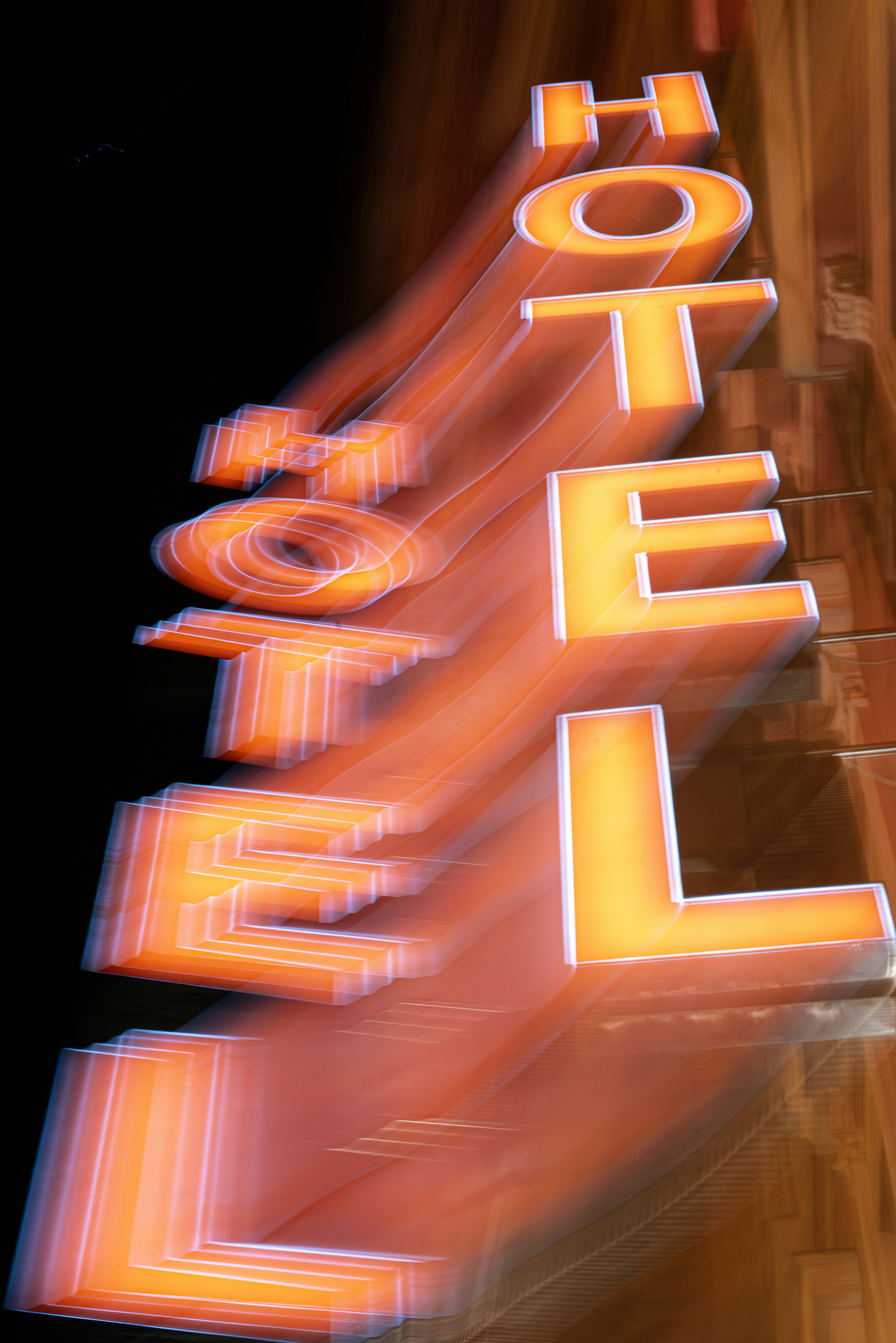 夜のぼやけたネオンホテルの看板