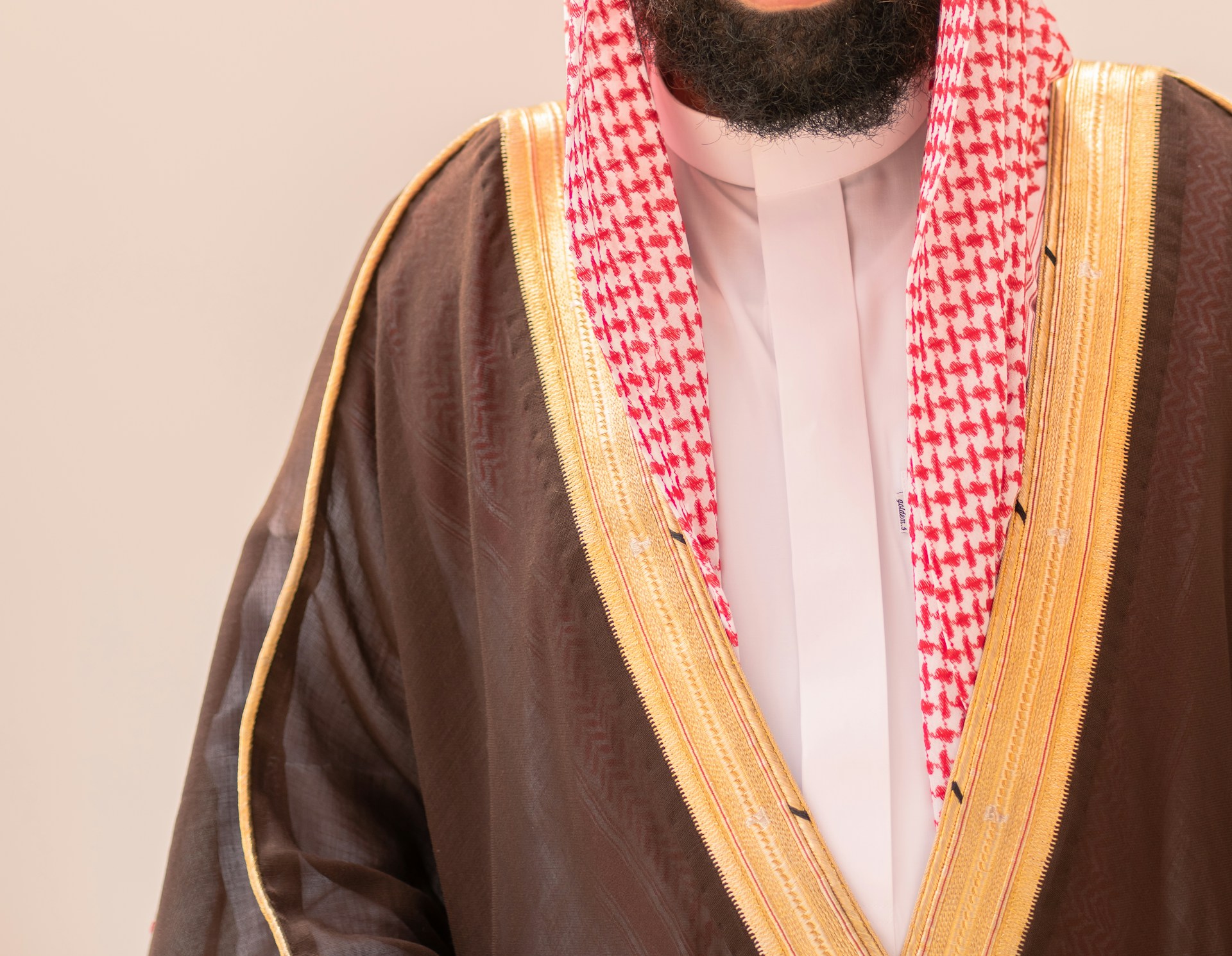 Man in traditional saudi arabian clothing