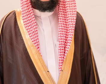 Man in traditional saudi arabian clothing