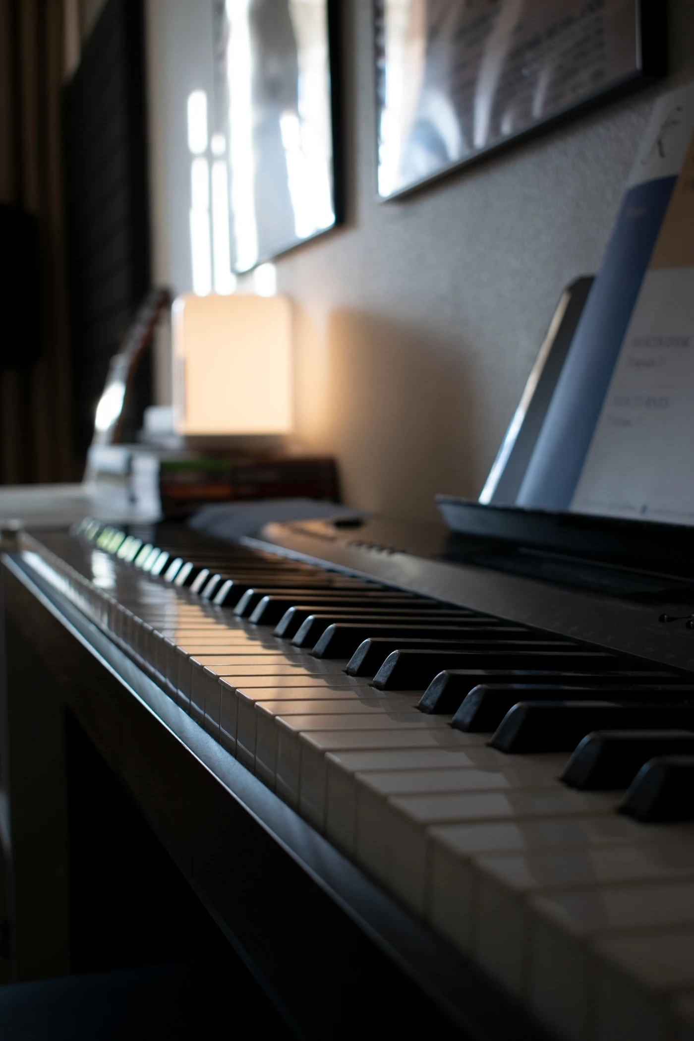 Piano com partitura em ambiente de estudo