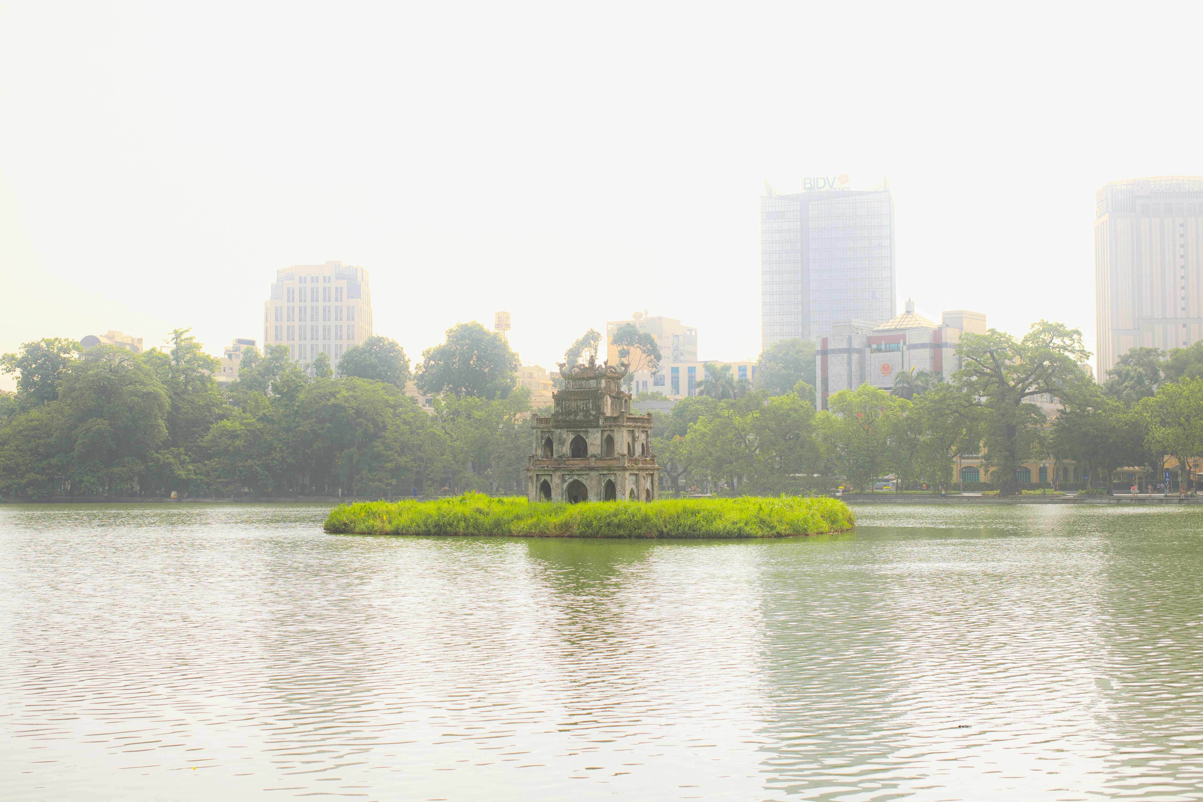 Pagoda sull'isola nel lago con lo skyline della città