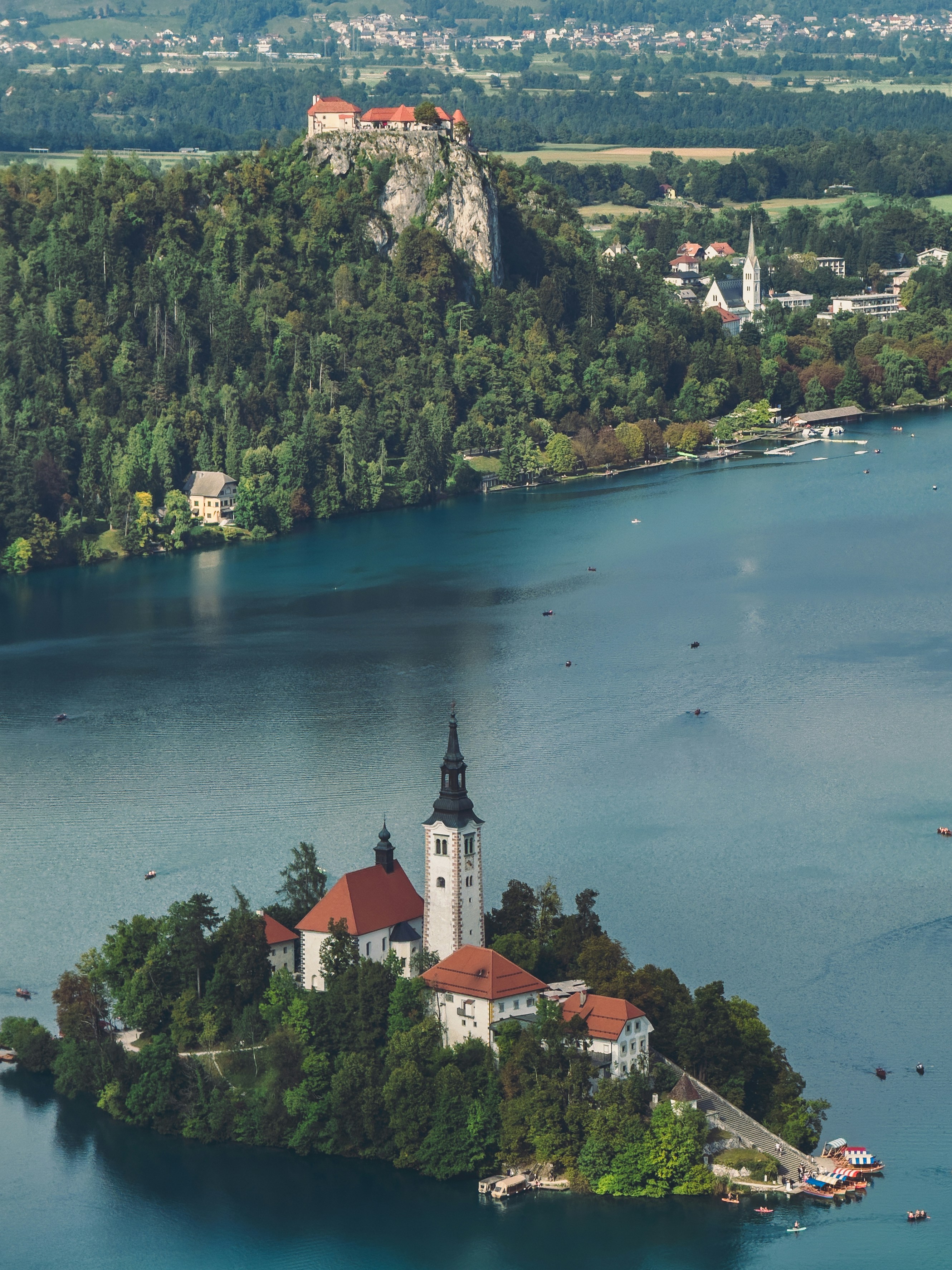 Iglesia y castillo de la isla con vistas a un lago azul.