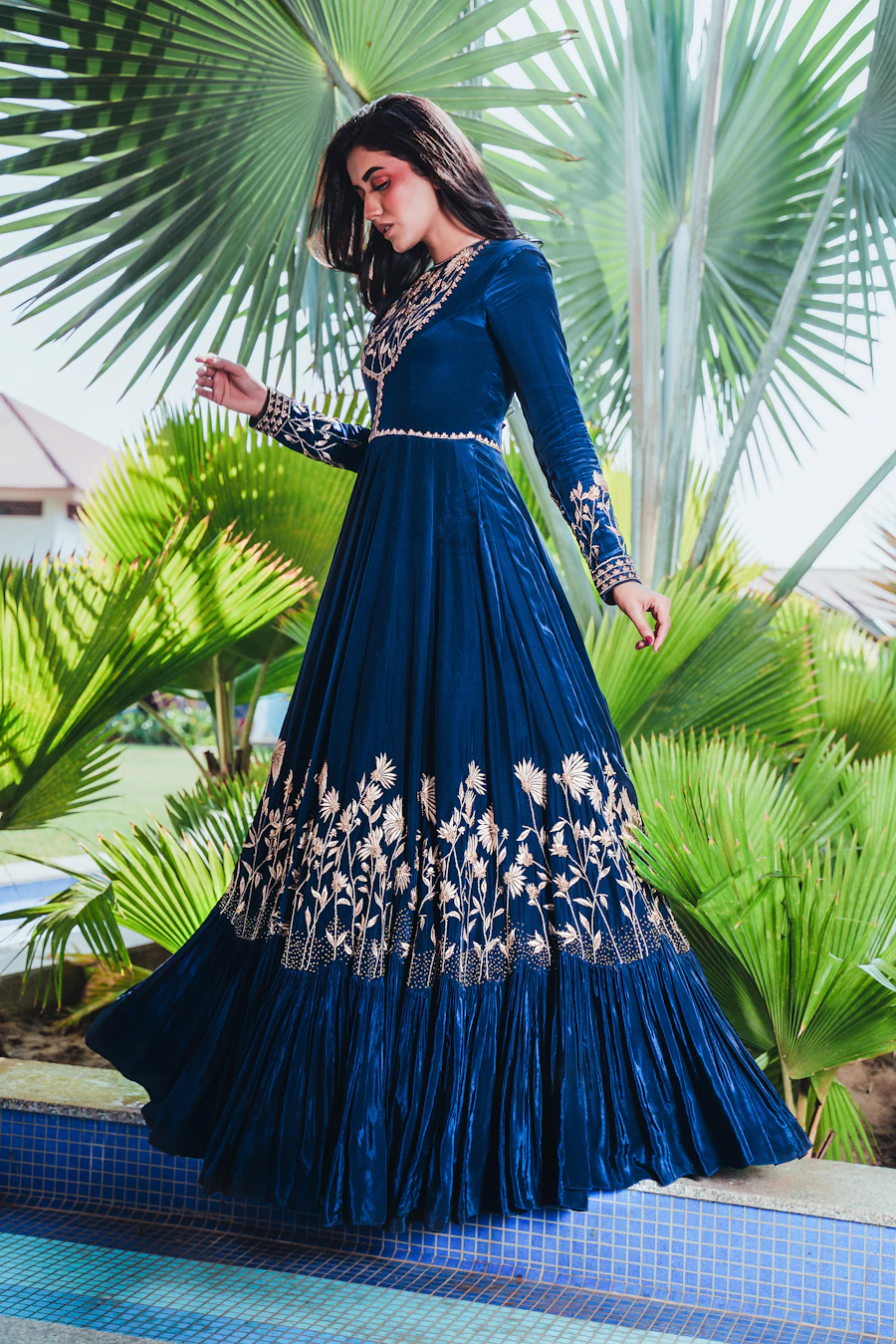 Party wear glamorous saree with jewellery
