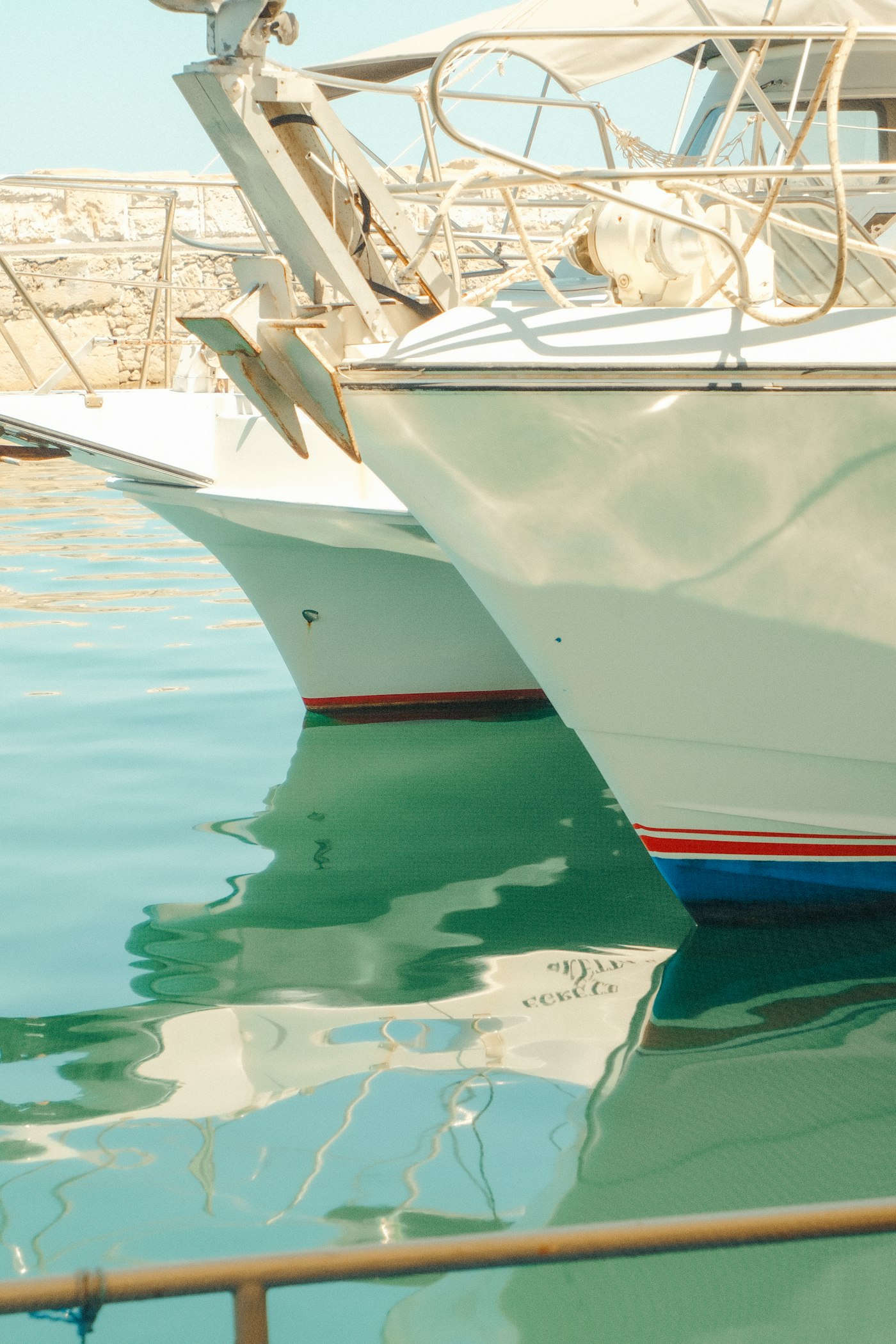 Yachts amarrés dans les Caraïbes, eau turquoise