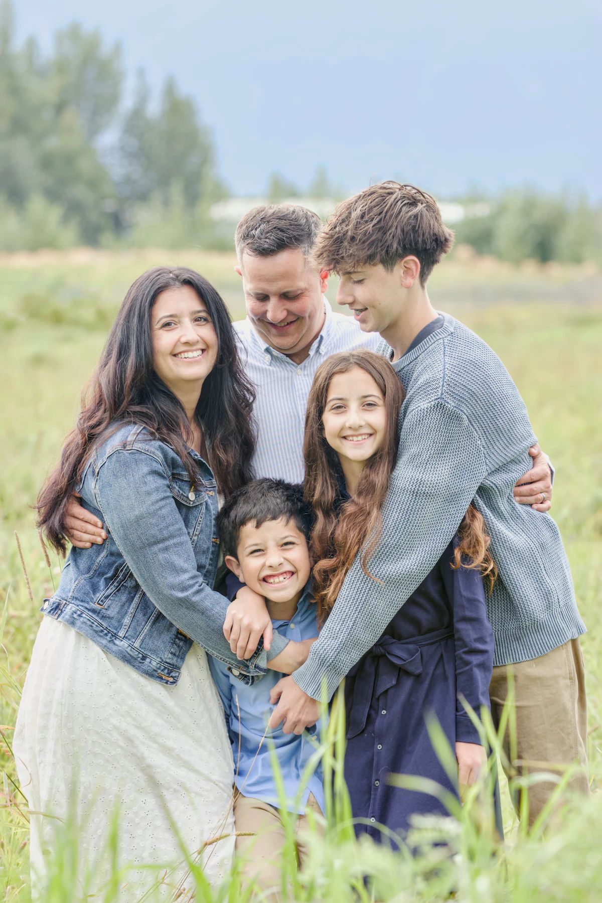 Familia sonriente al aire libre
