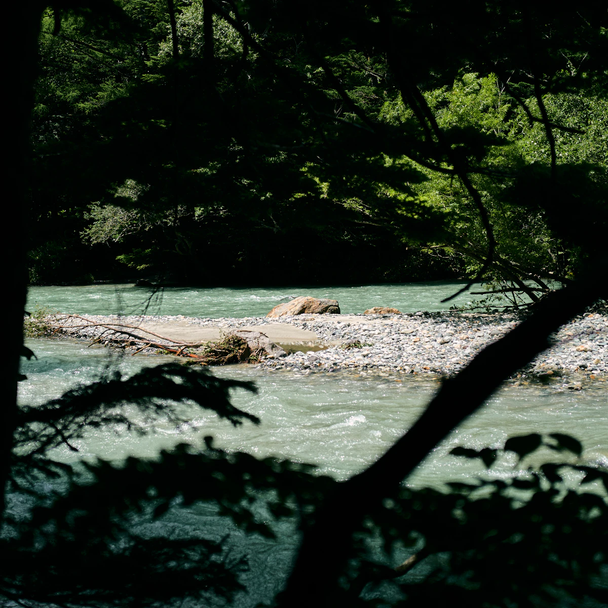 山の家で過ごす週末。焚き火・川遊び・温泉のある暮らしの参考イメージ。川や湖に近い自然派物件