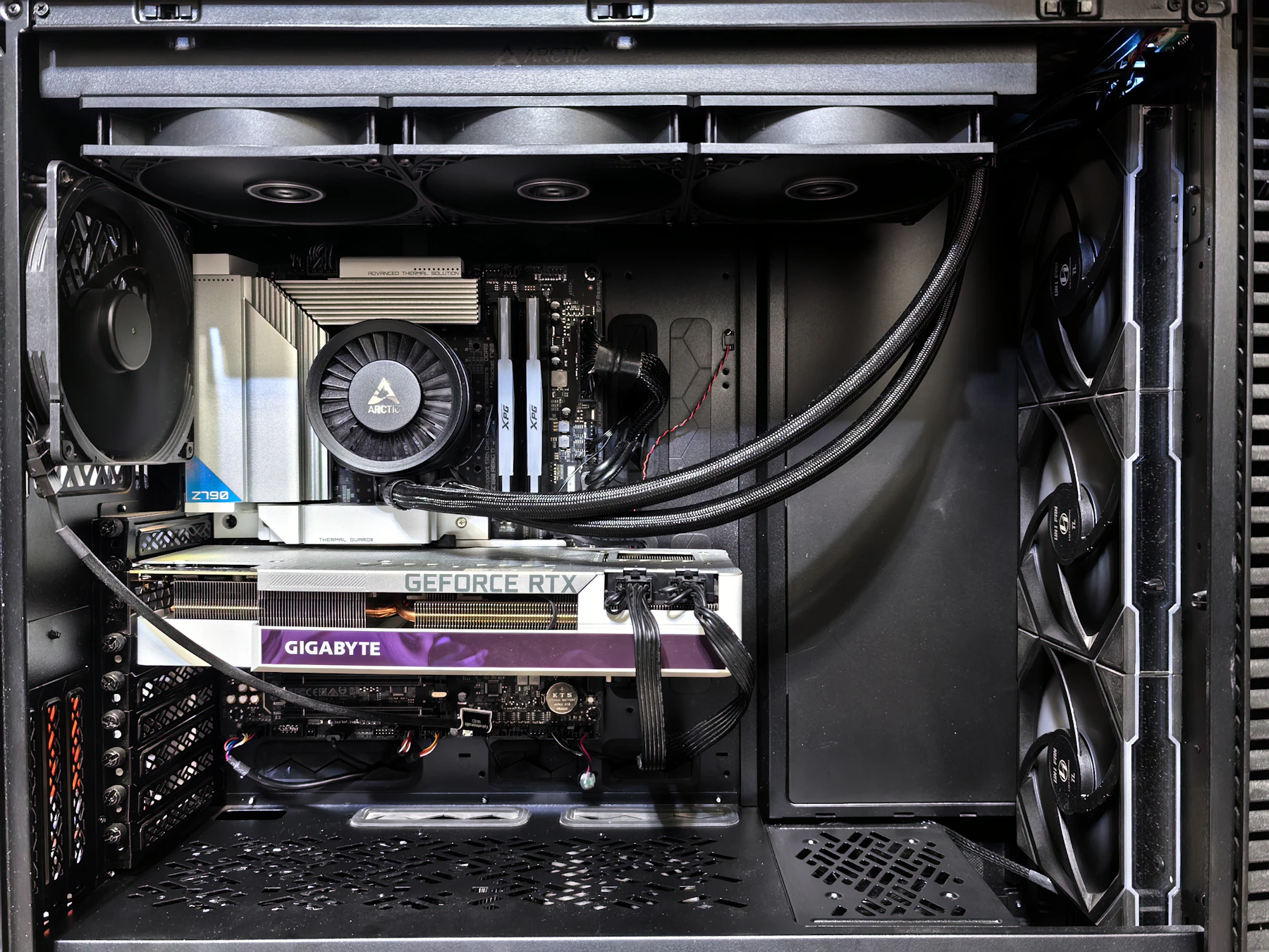 Interior de una computadora de escritorio con tarjeta gráfica y componentes instalados