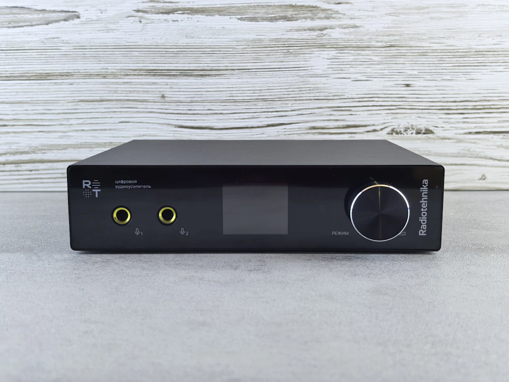 Desktop headphone amplifier with a large volume knob