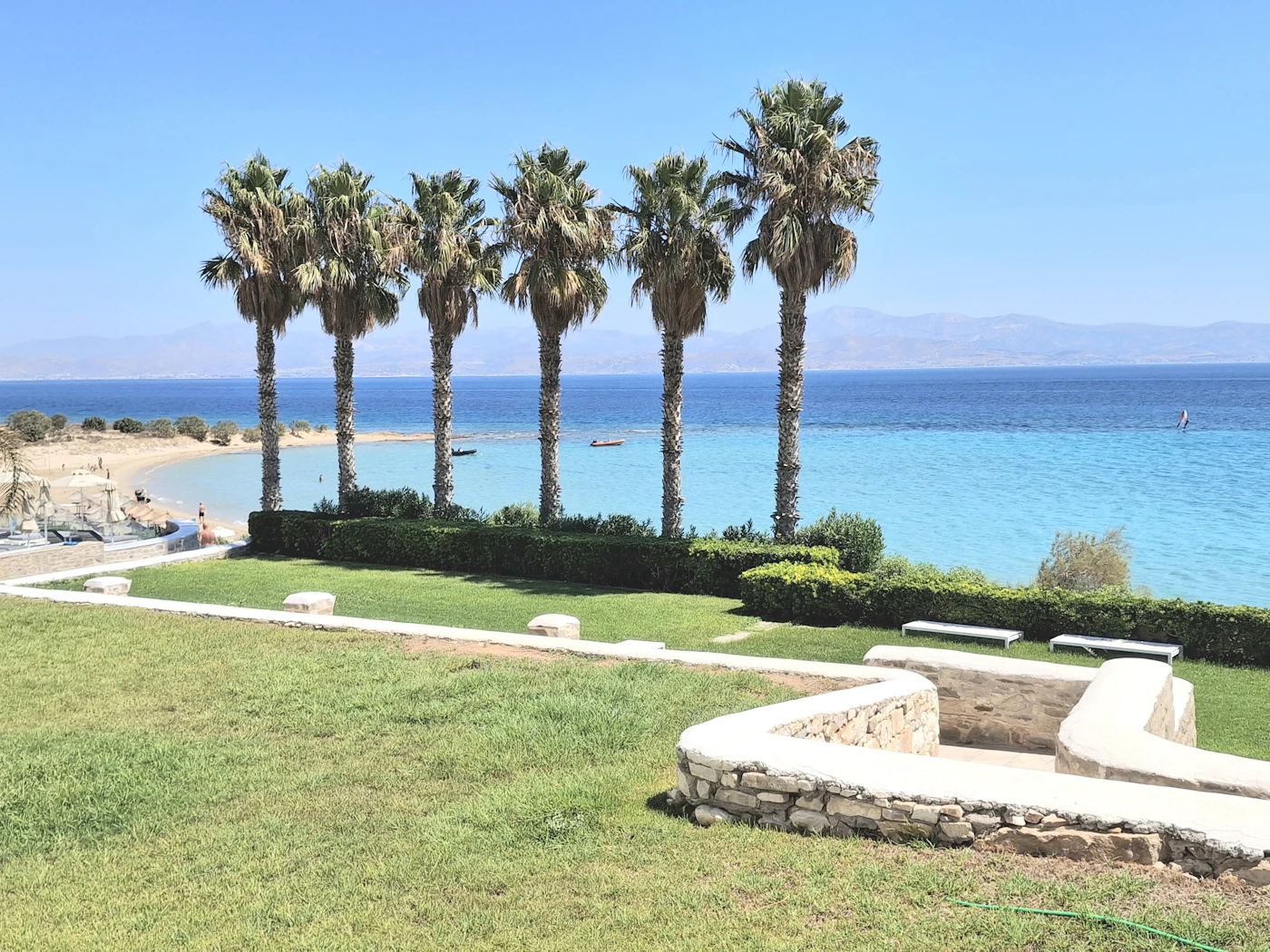 Heller Strand und tiefblaues Meer auf Paros