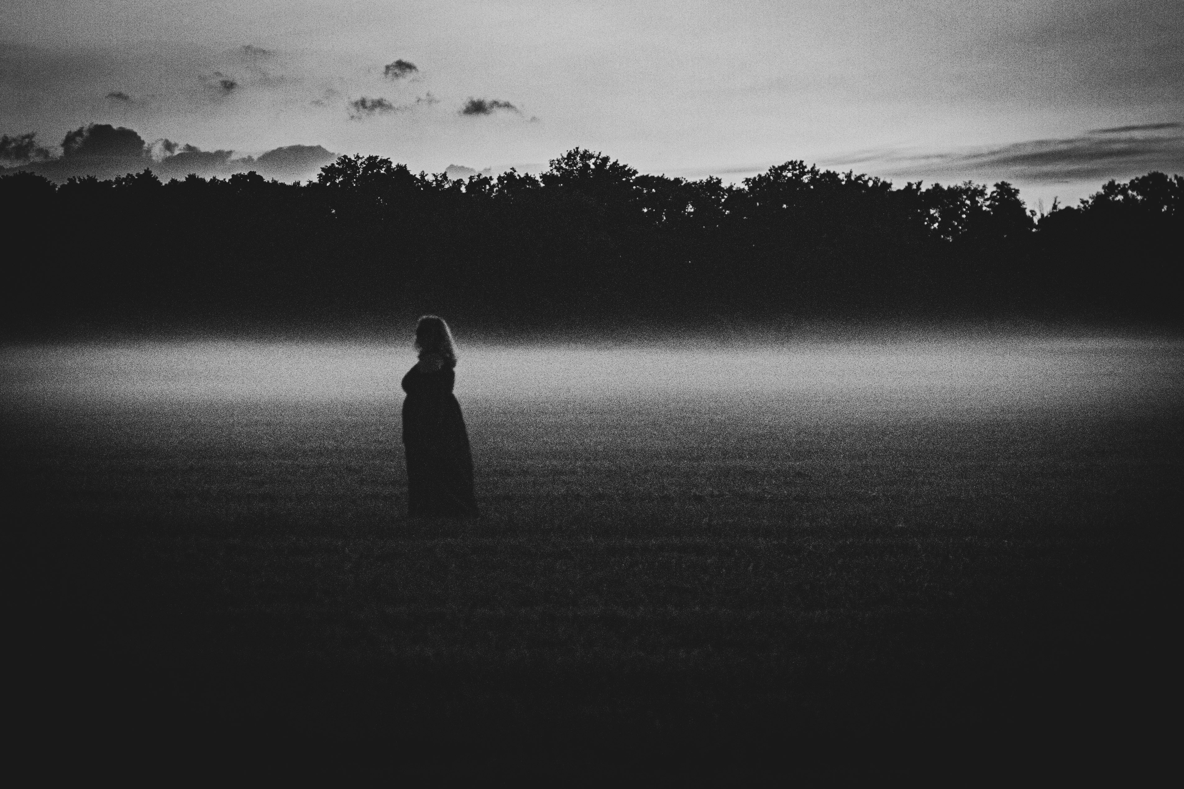 Woman standing in foggy field at dusk photo – Free Forest Image on Unsplash, image size:3000x2000