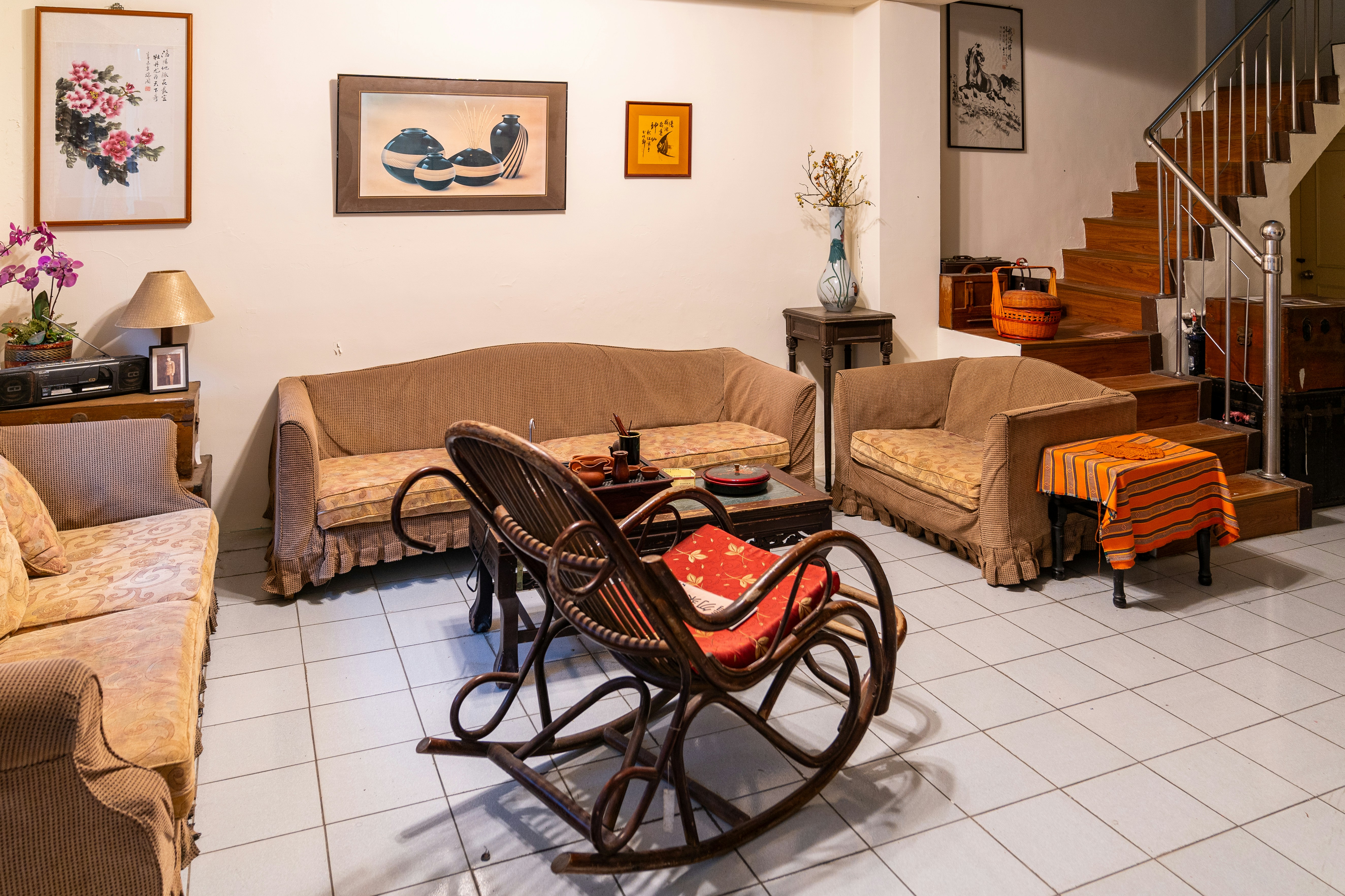 Gemütliches Wohnzimmer mit Vintage-Möbeln und Treppe