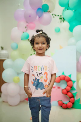 Lächelndes Kind mit bunten Luftballons auf einer Kindergeburtstagsfeier