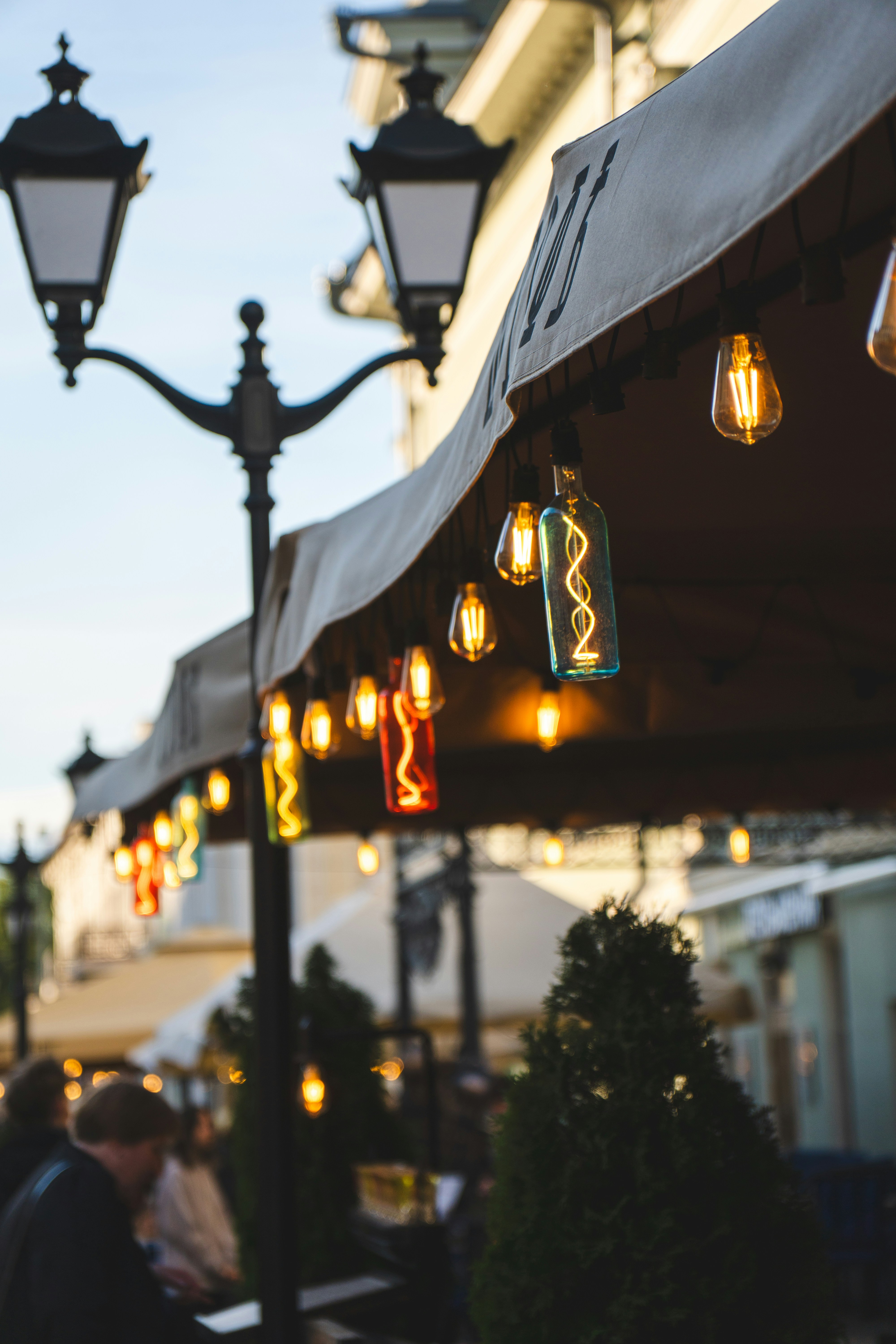 Outdoor cafe with string lights and vintage bulbs photo – Free City Image  on Unsplash, image size:3000x4500