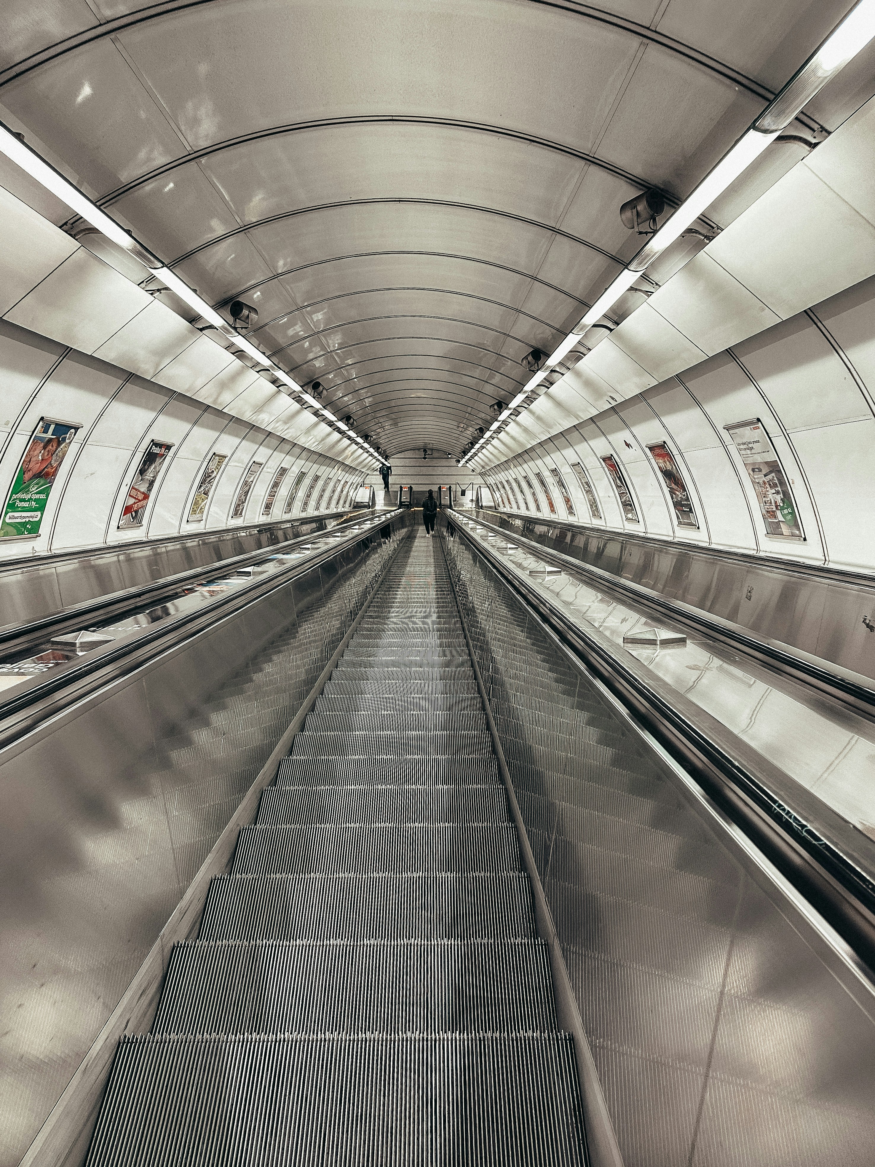 Lange Rolltreppe in einer modernen U-Bahn-Station