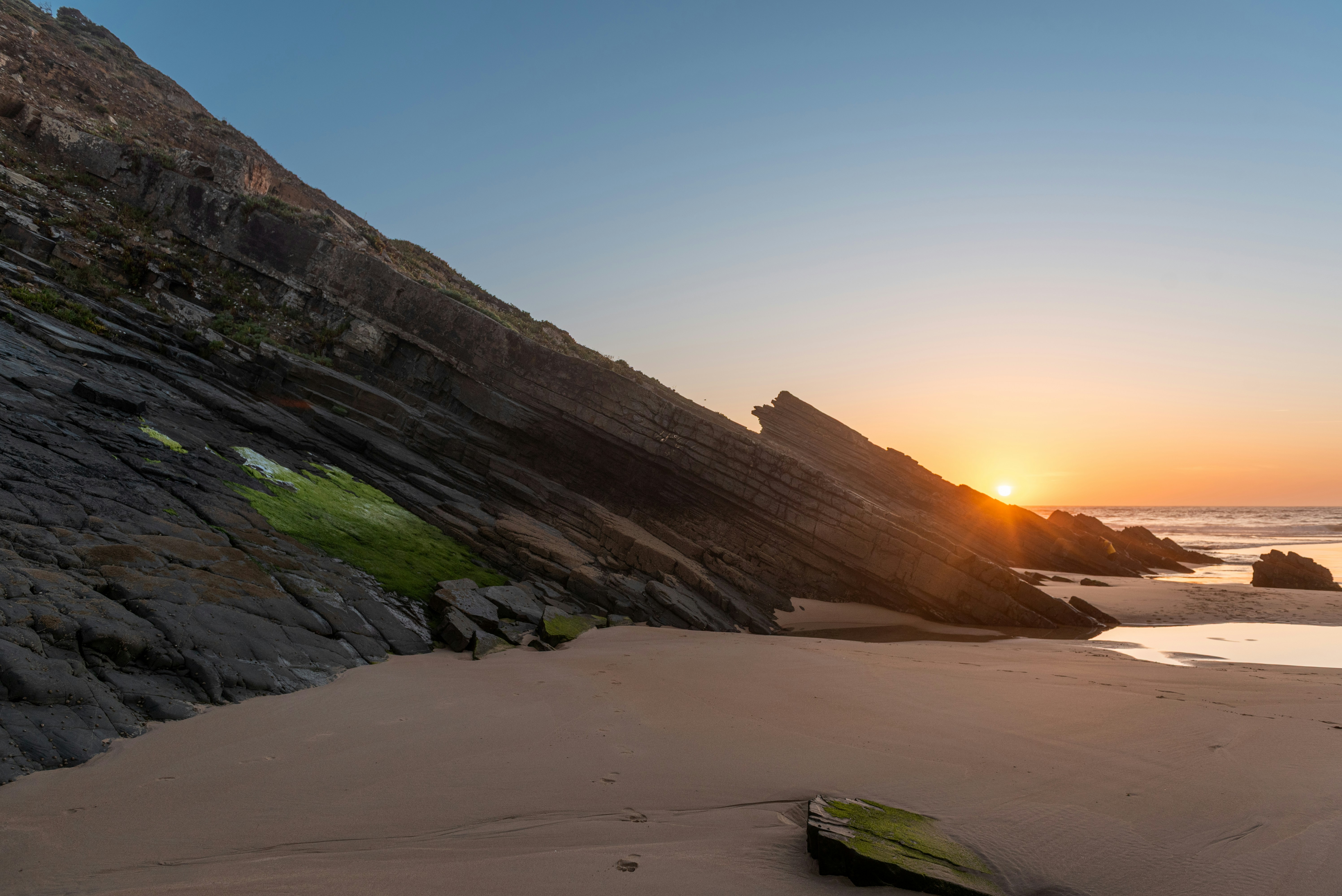 Inguinal Vs. Umbilical Hernia Pain: Crucial Distinctions Reviewed