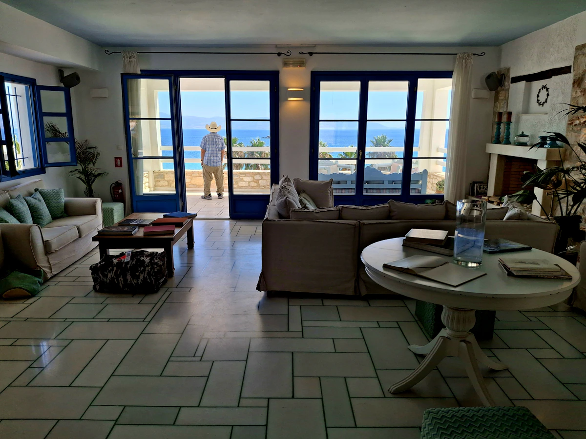 Interior de casa frente al mar con vista a la costa