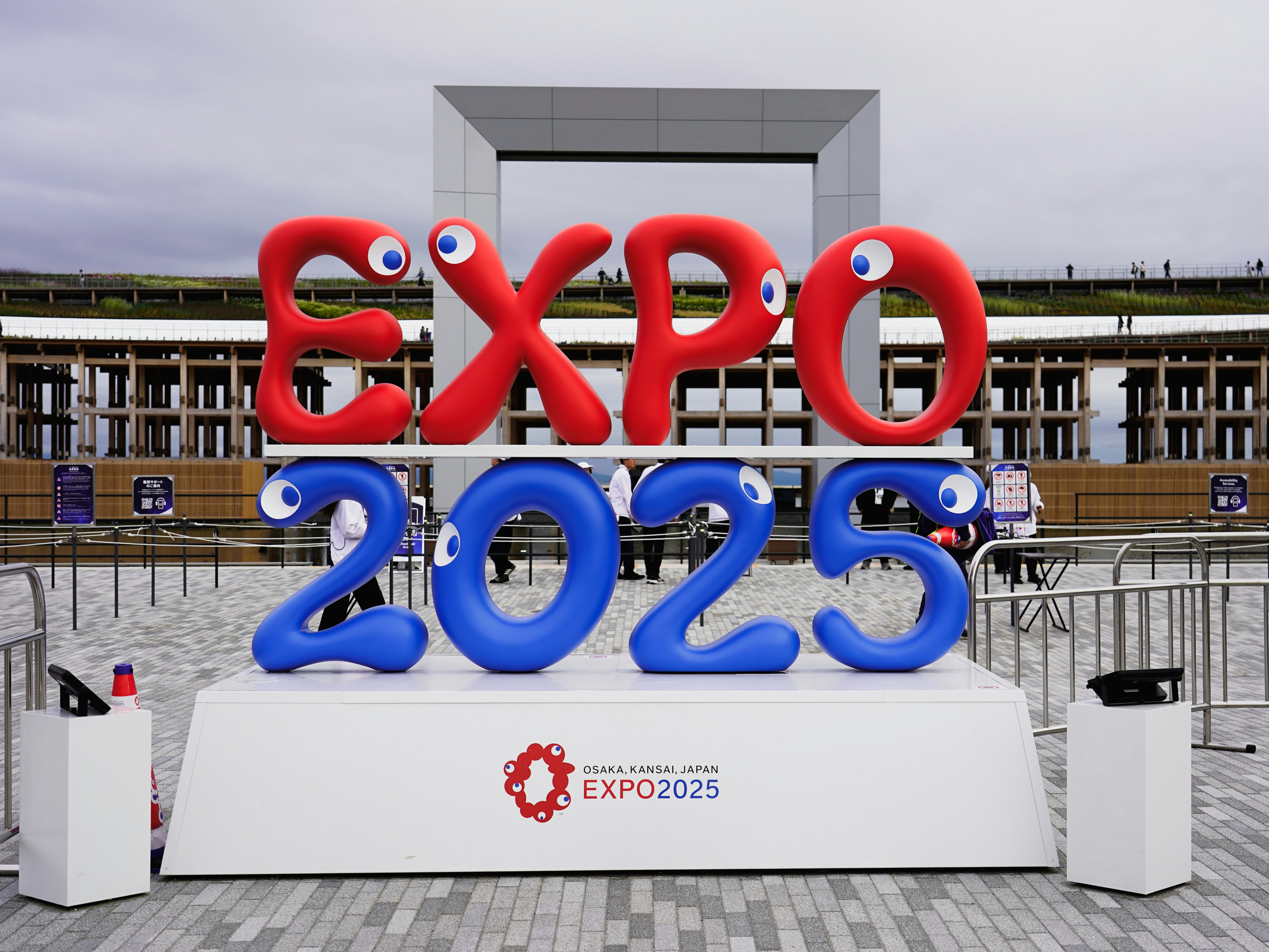 Expatriation Japon 2026 - Expo 2025 sign with playful eyes