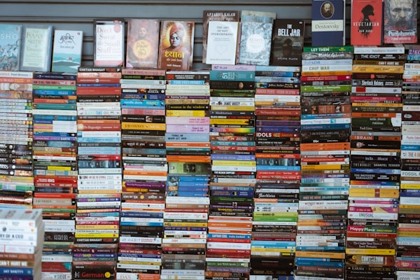 Detailaufnahme vieler bunter Buchrücken