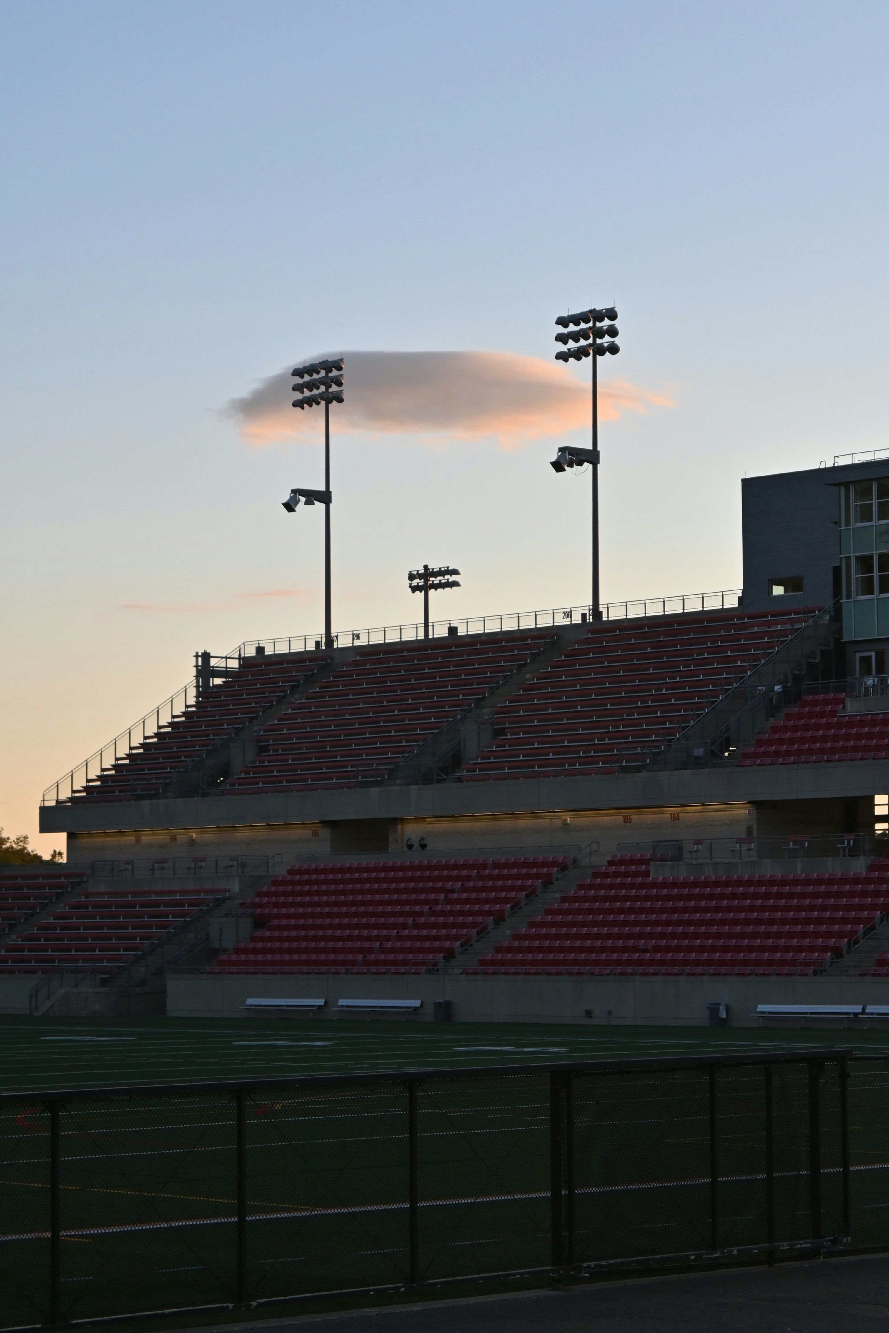 夕暮れ時に独特の雲が形成されるスタジアムの座席。