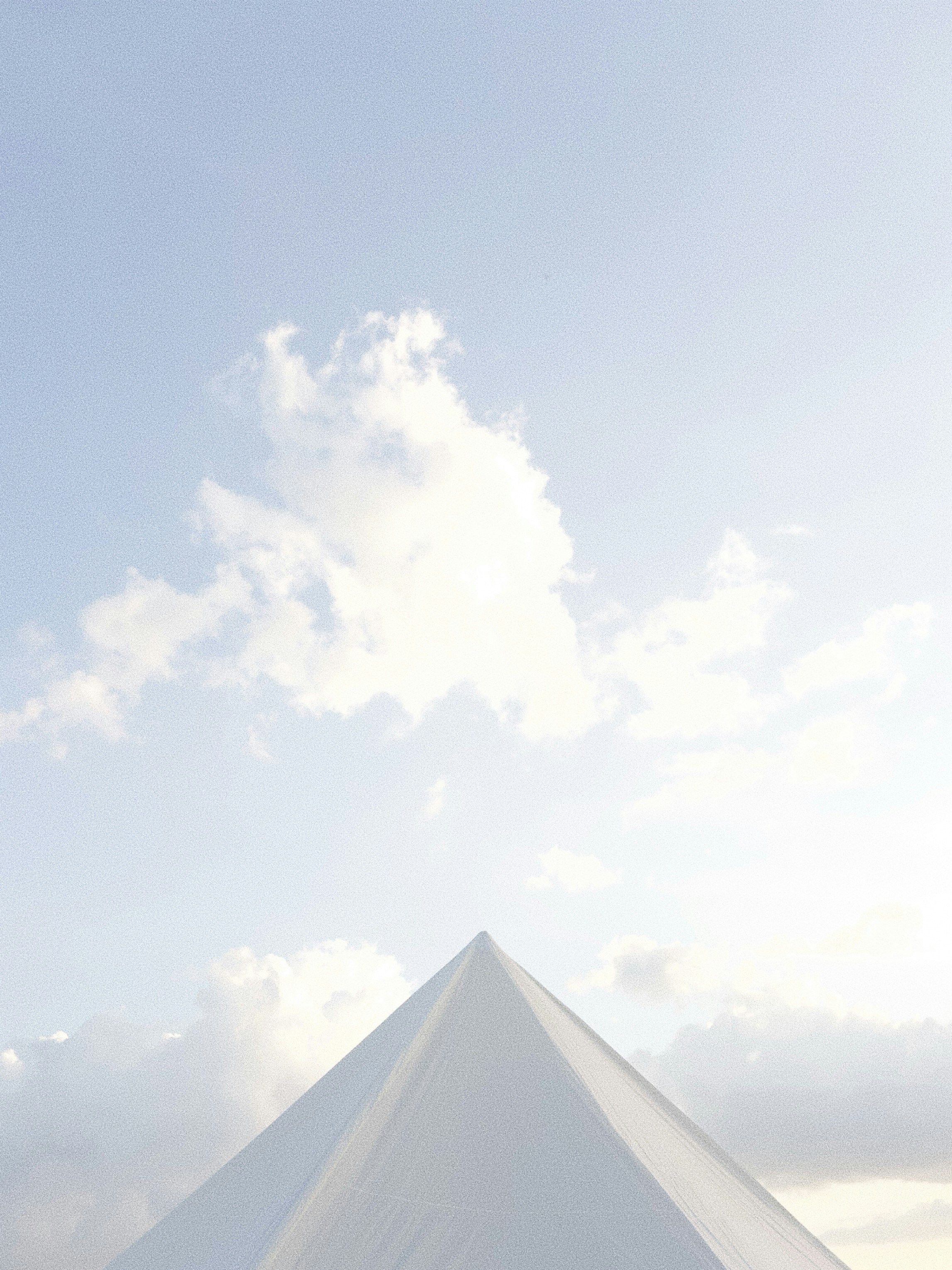 Pyramide blanche sur un ciel nuageux