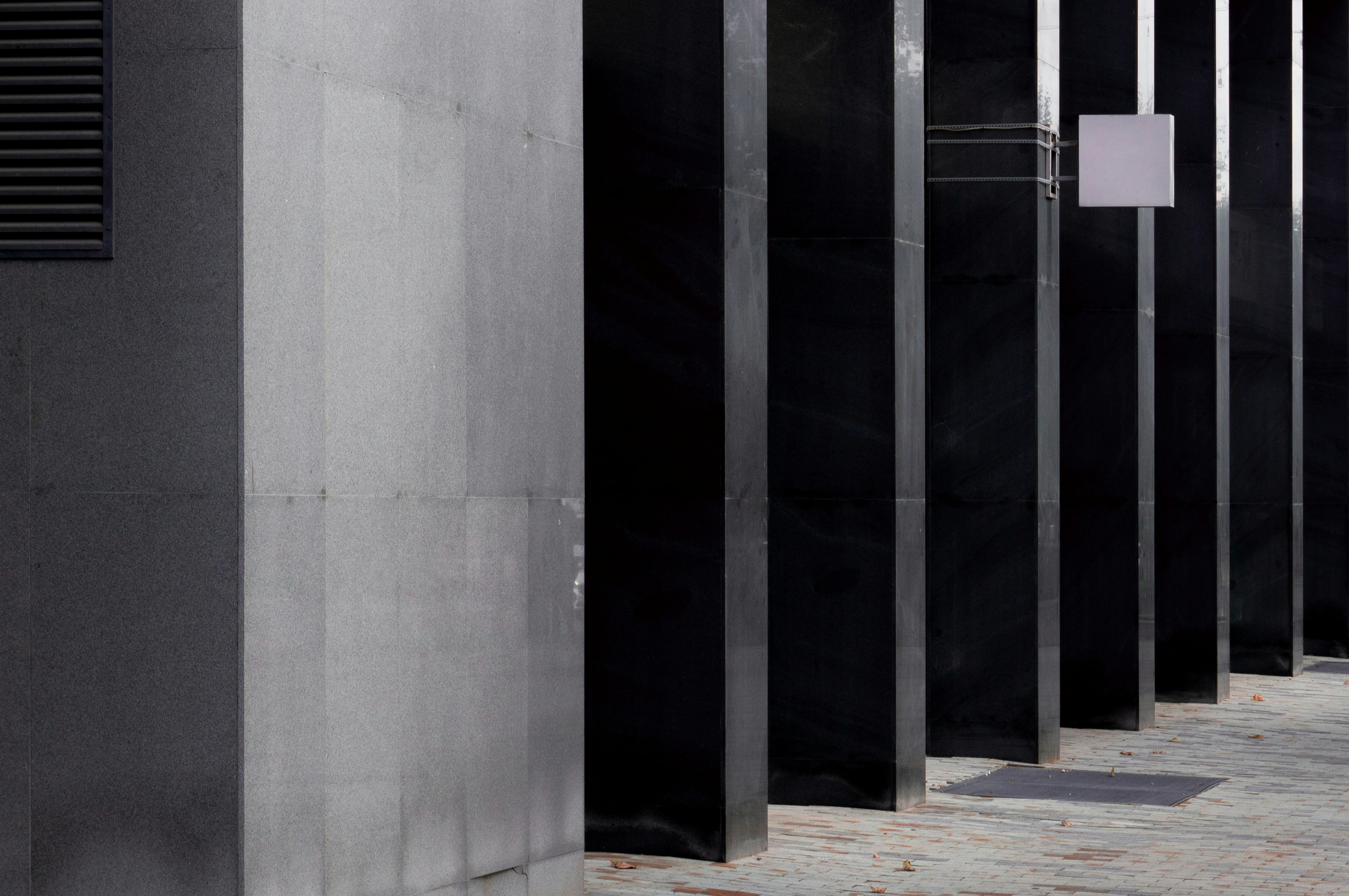 照明器具付きの背の高い暗い柱。