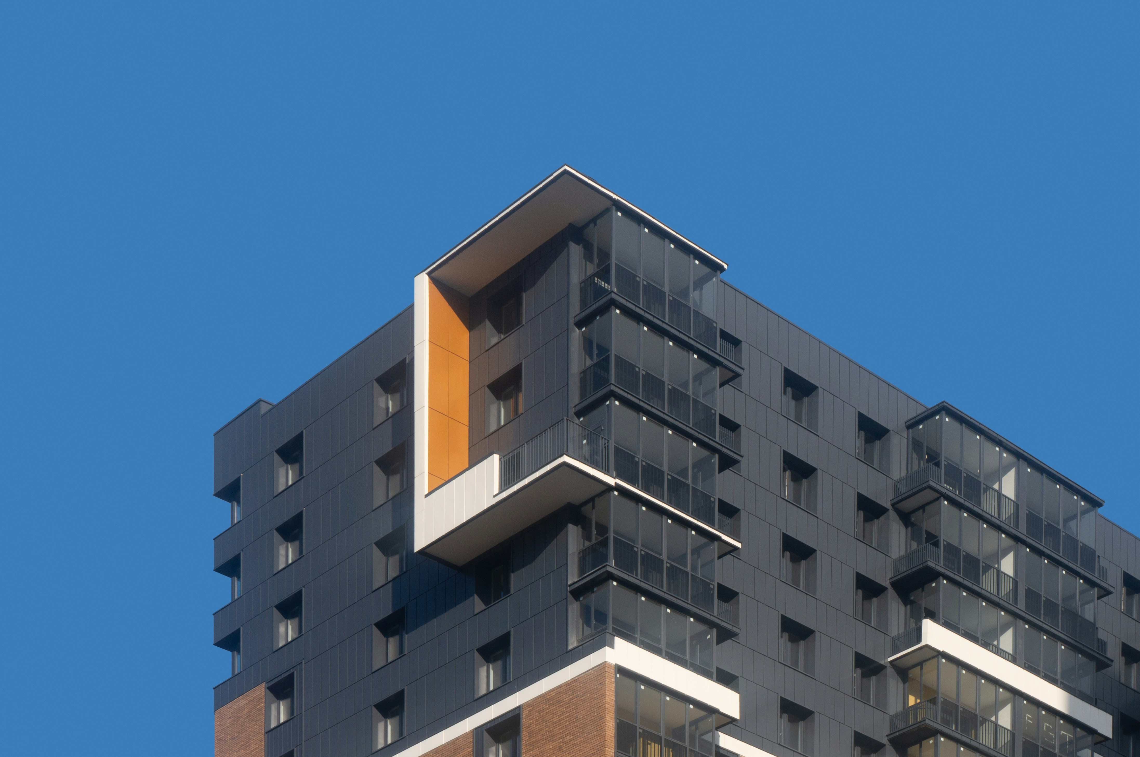 澄んだ青空を背景にしたモダンな建物のファサード