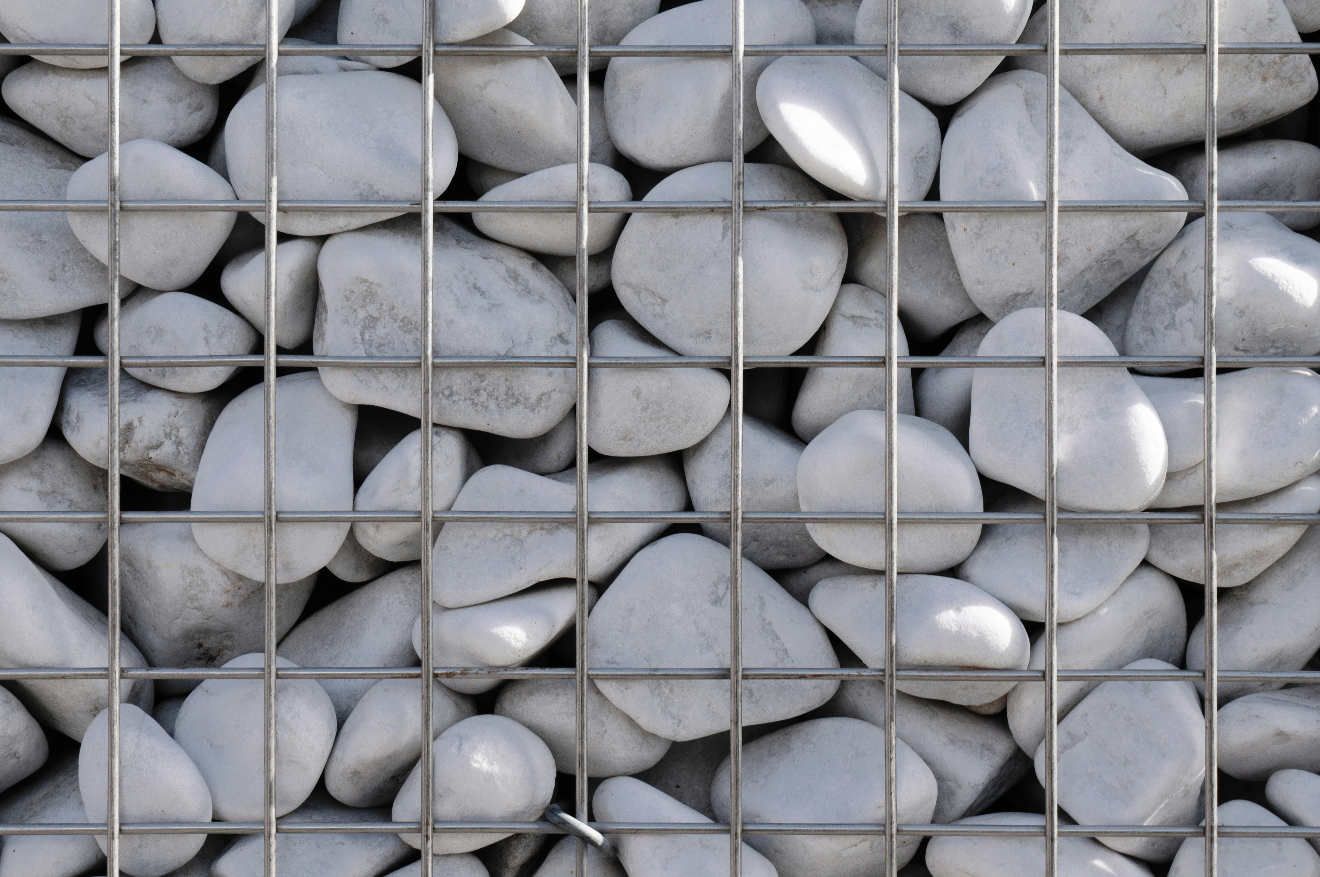 金網のグリッドに含まれる白い岩。