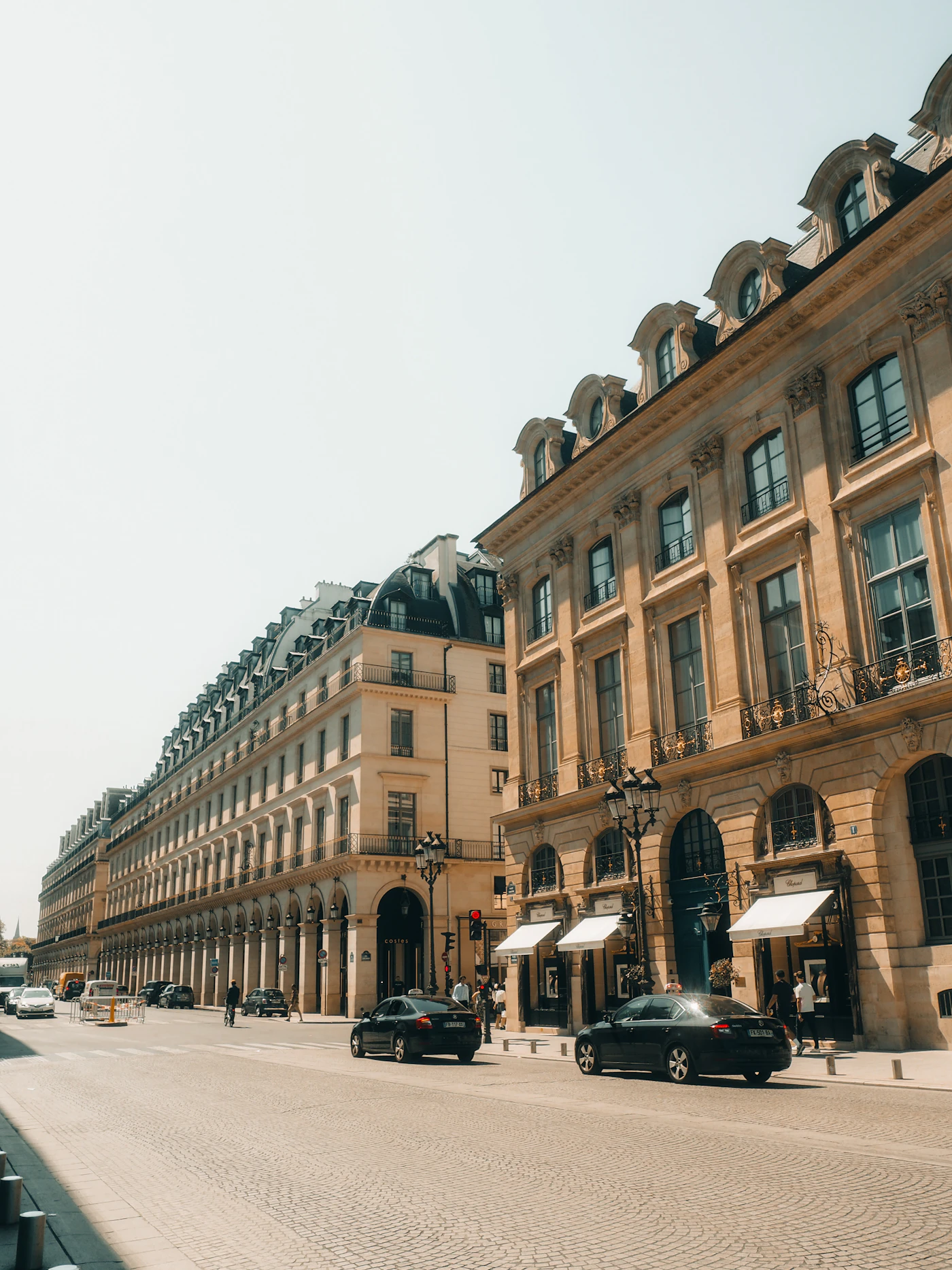 Immeubles parisiens élégants alignés le long d'une large avenue