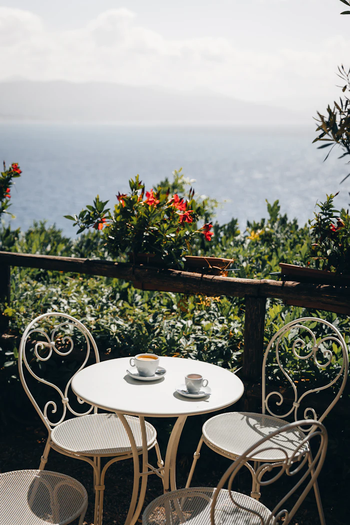 Café-Tisch auf einer Terrasse mit Blick aufs Meer, Portofino, Italien