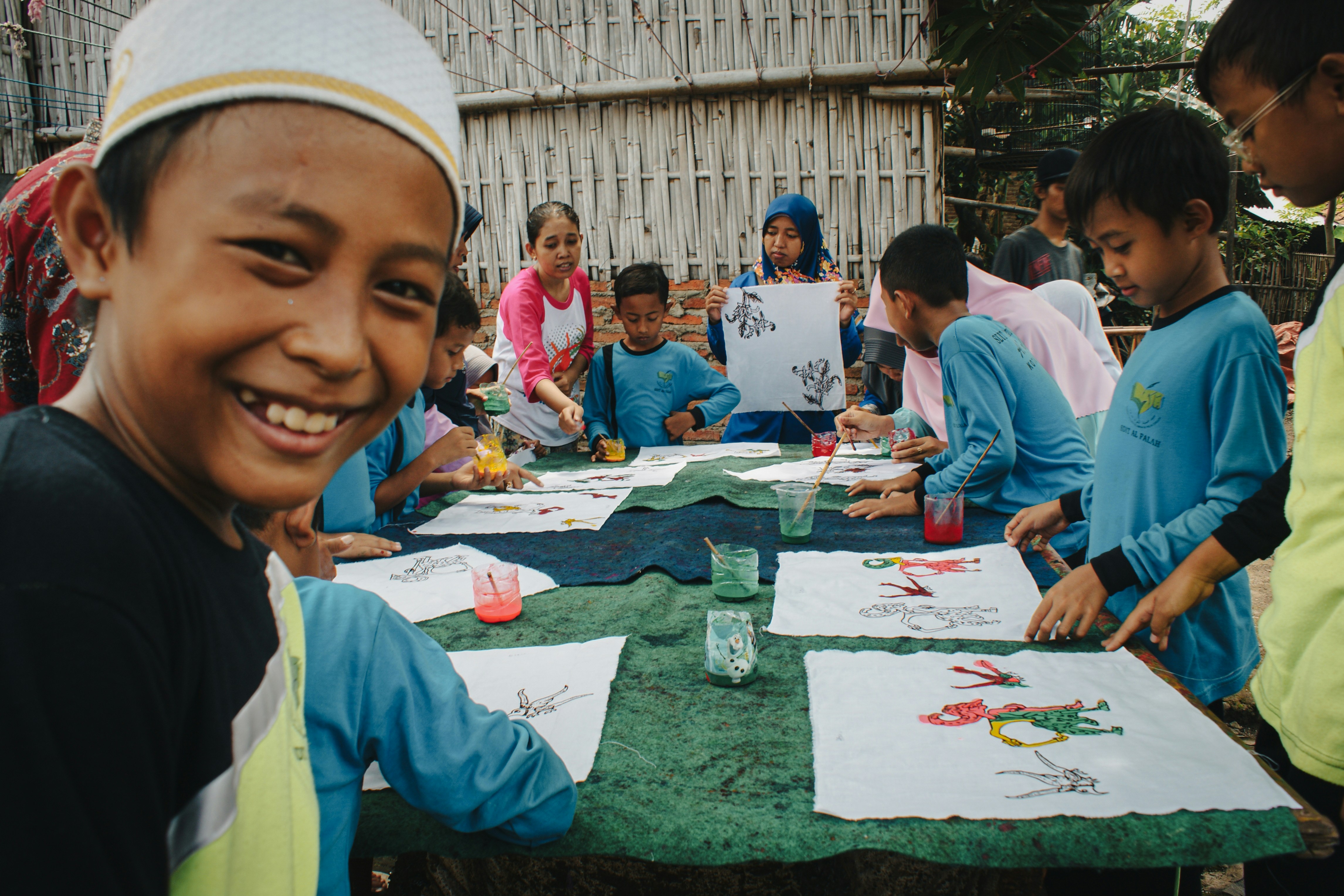 Des enfants peignent ensemble à l’extérieur