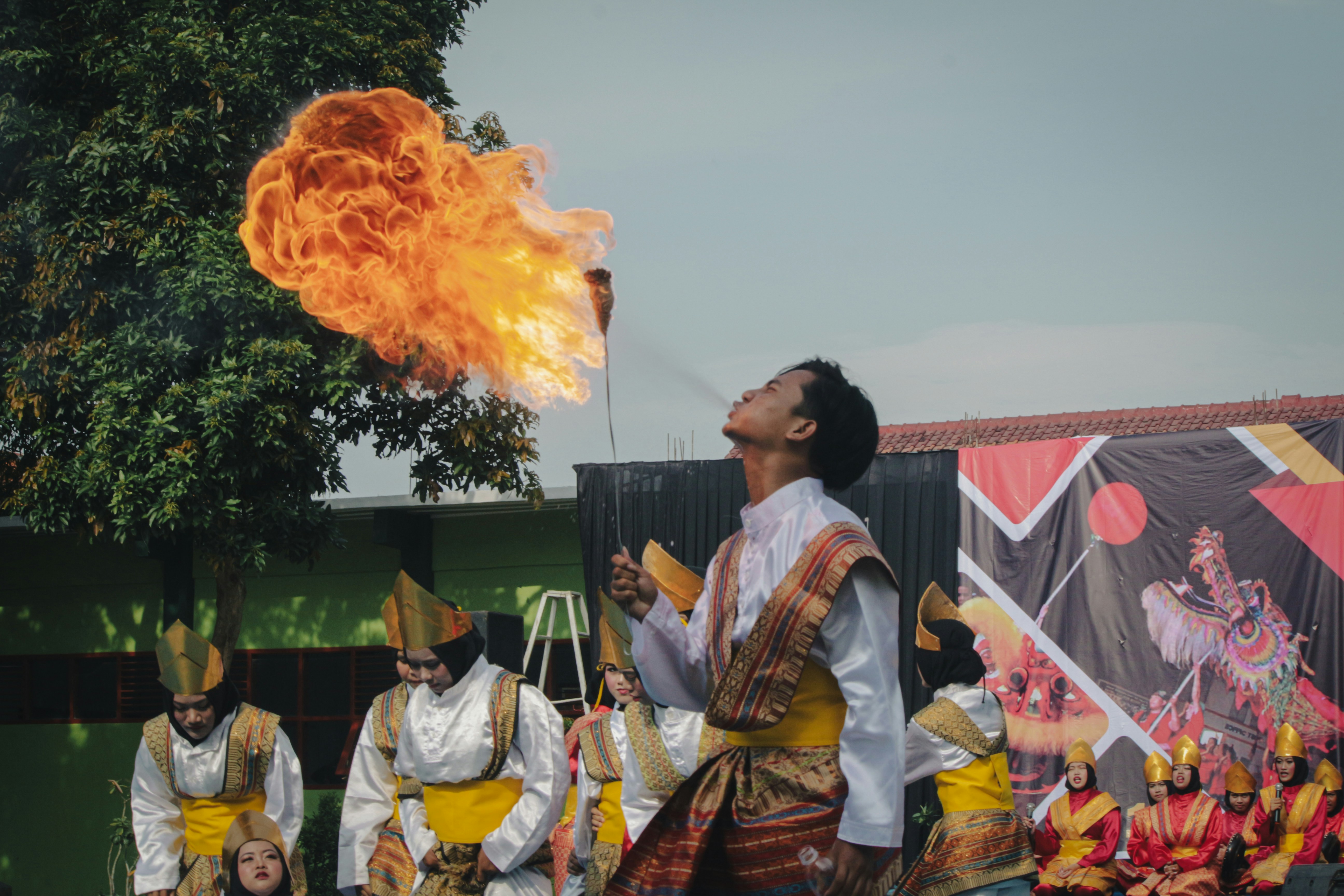 Pemain menghembuskan nyala api besar ke udara.