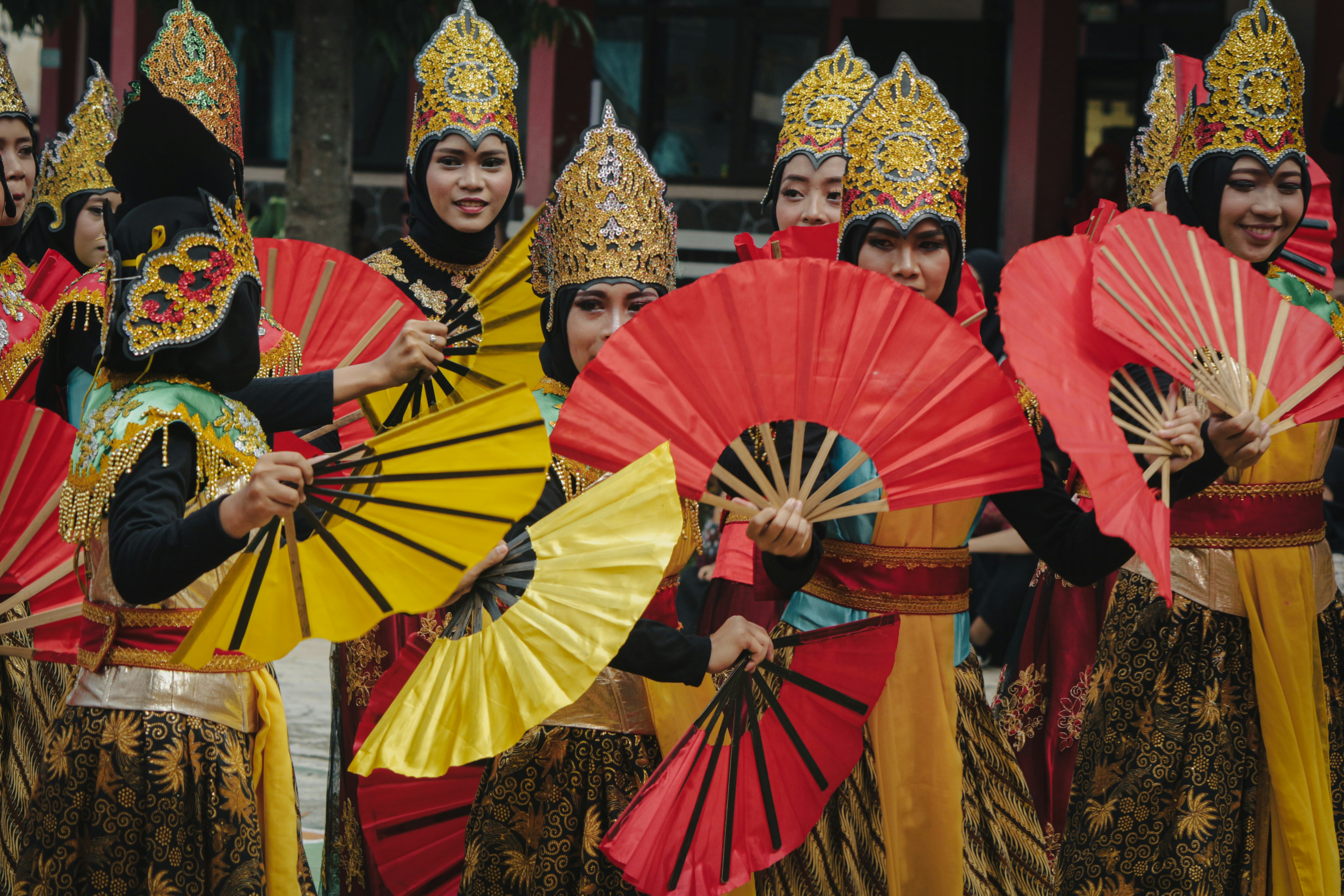 Remaja menampilkan tarian tradisional