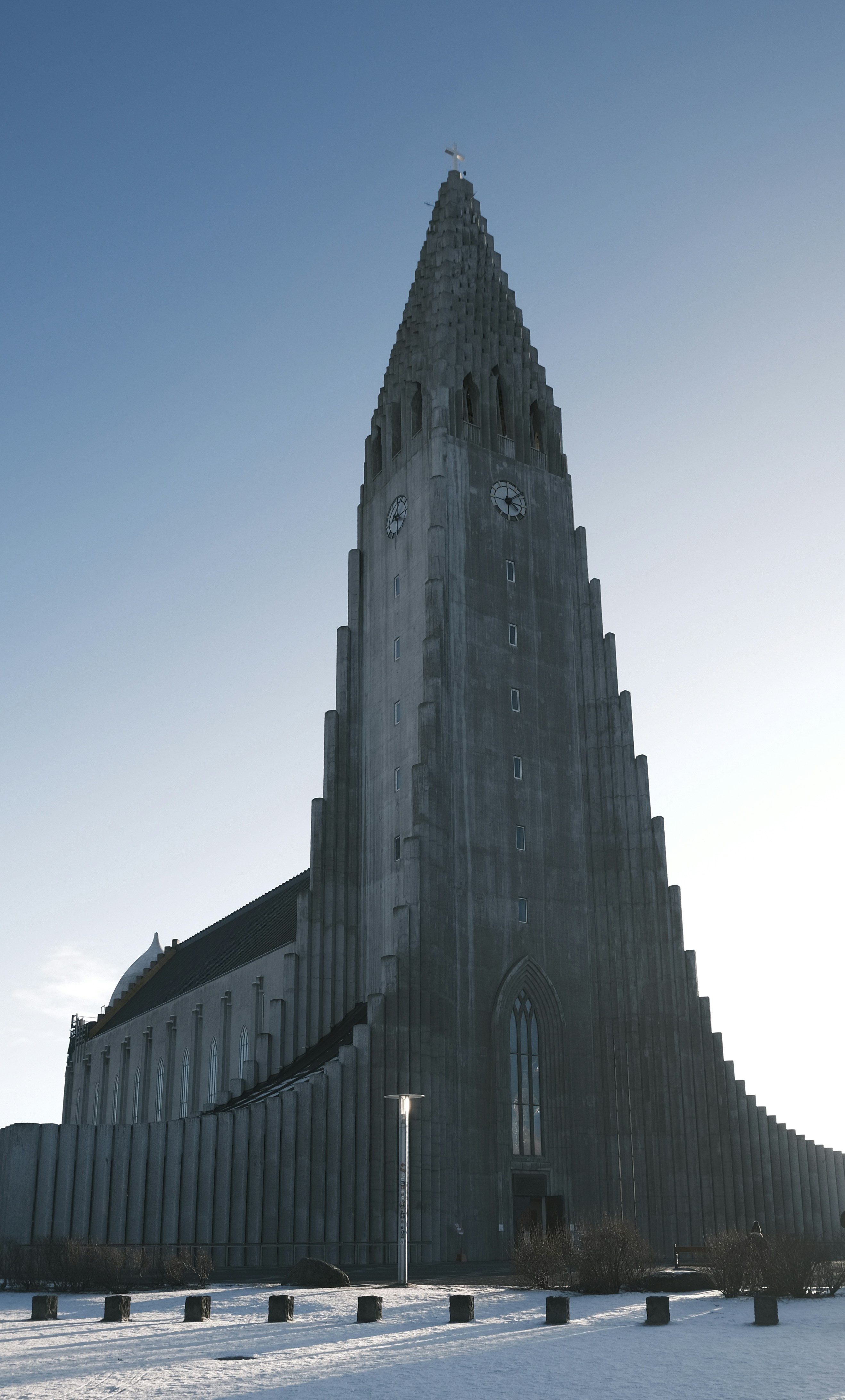 Tour d’église gothique sur un ciel bleu clair
