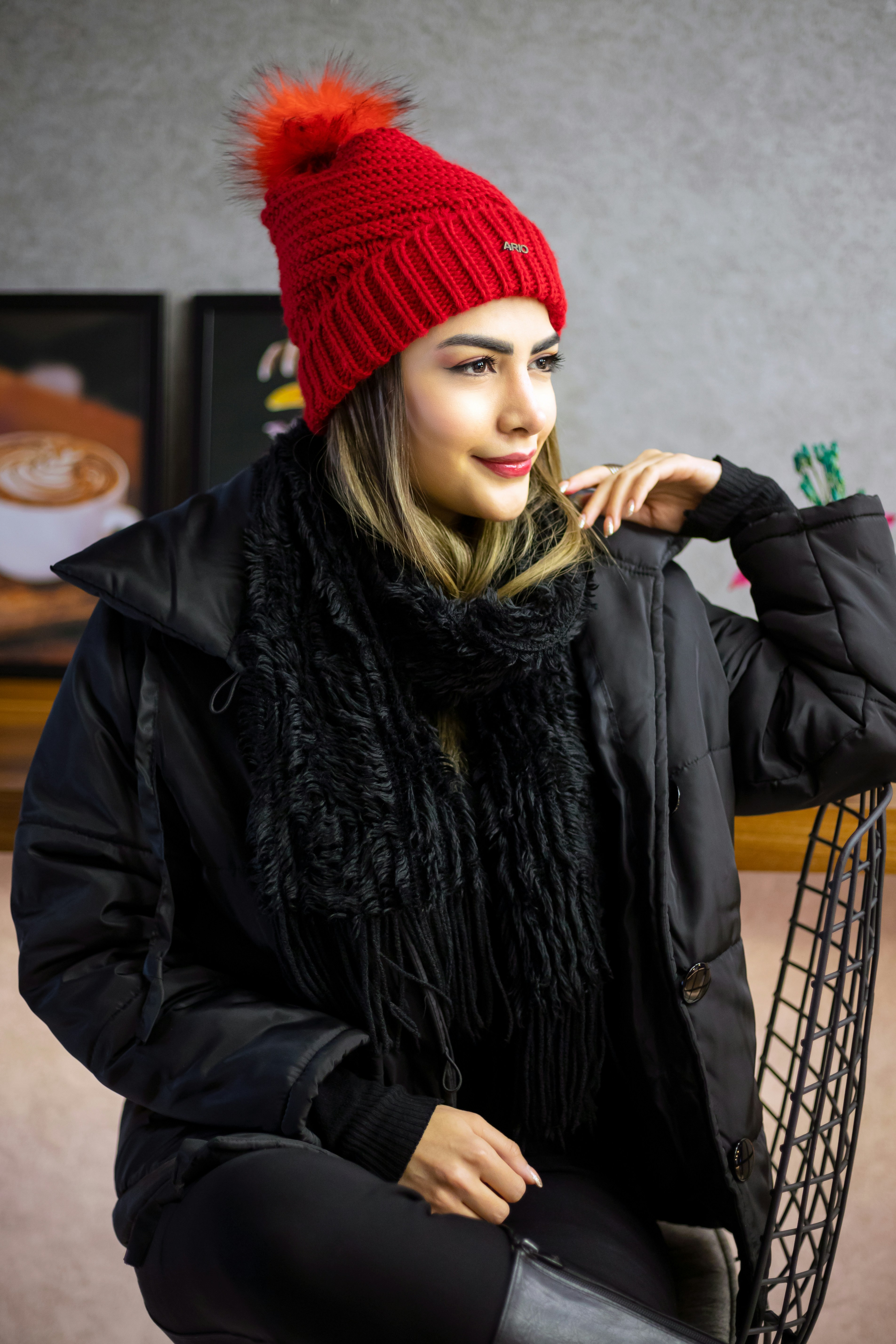 Femme au chapeau rouge et manteau noir